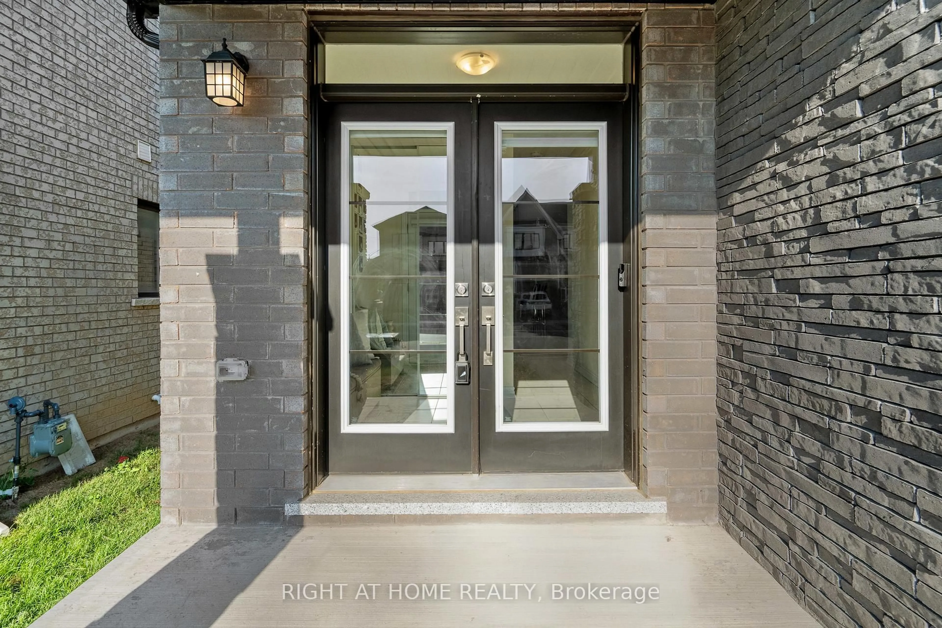 Indoor entryway for 10 Buttercream Ave, Thorold Ontario L2V 0L2