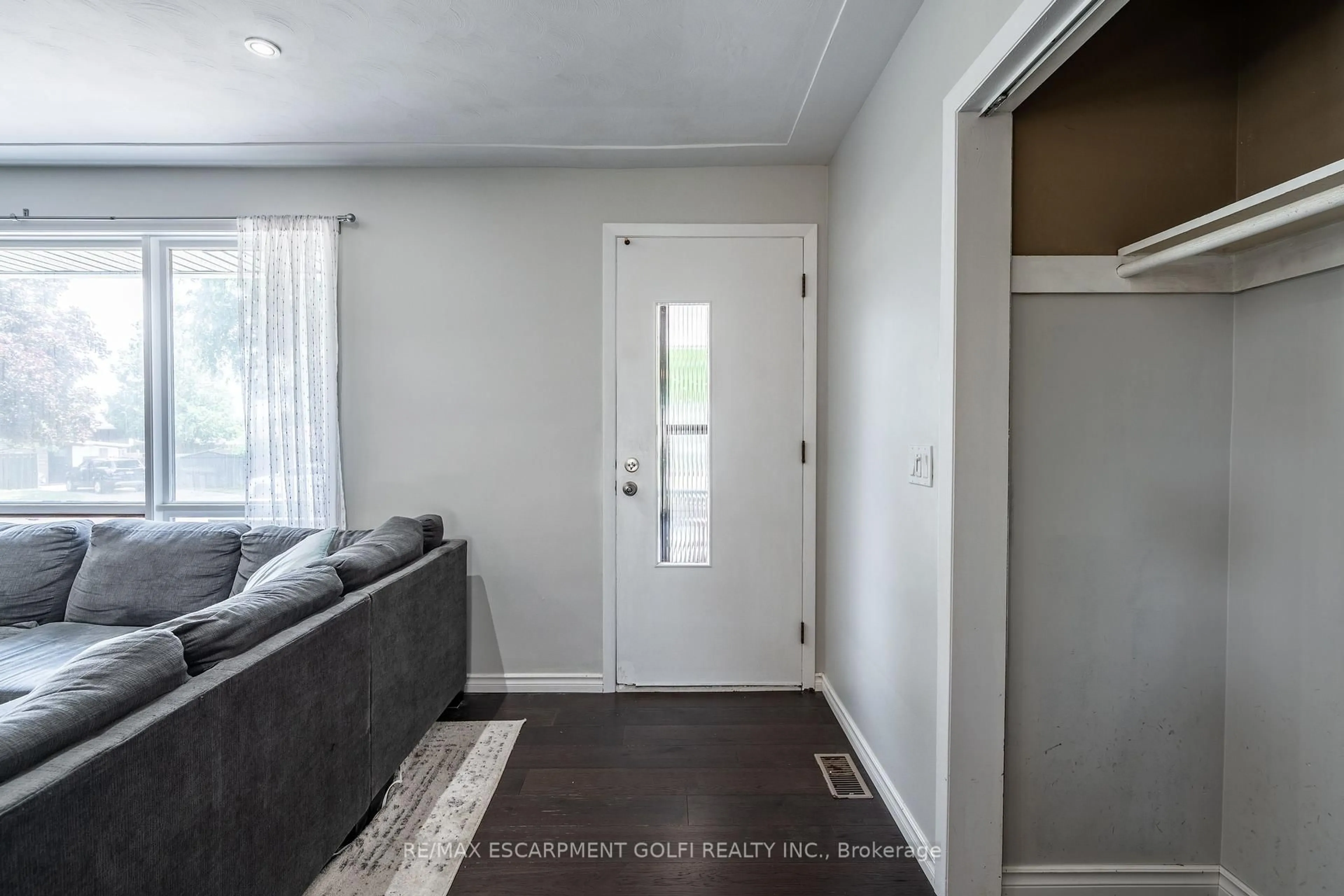 Indoor entryway for 4 Harvard Ave, Brantford Ontario N3R 2Z6
