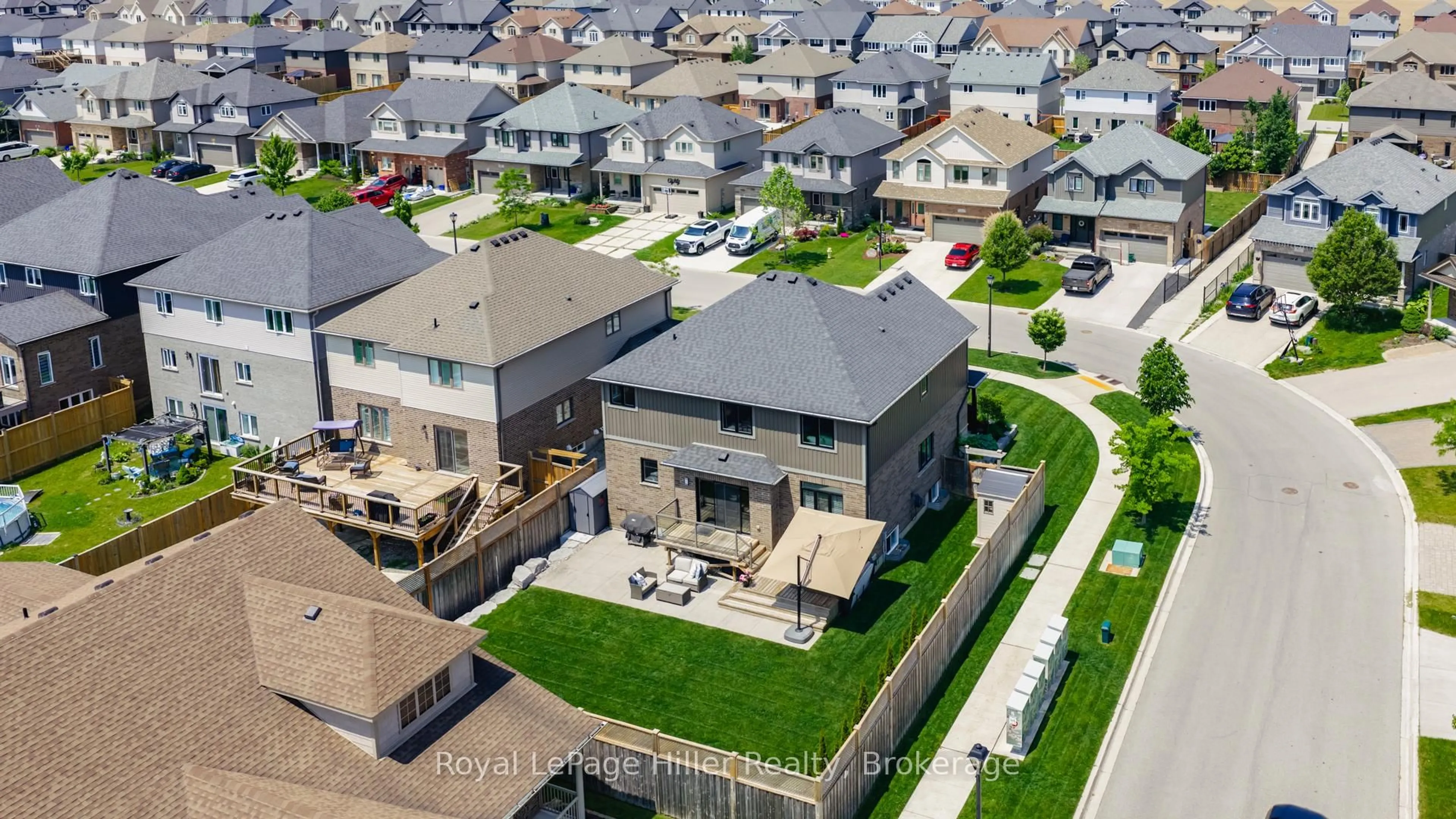 A pic from outside/outdoor area/front of a property/back of a property/a pic from drone, street for 65 Thomas St, Stratford Ontario N5A 0B9