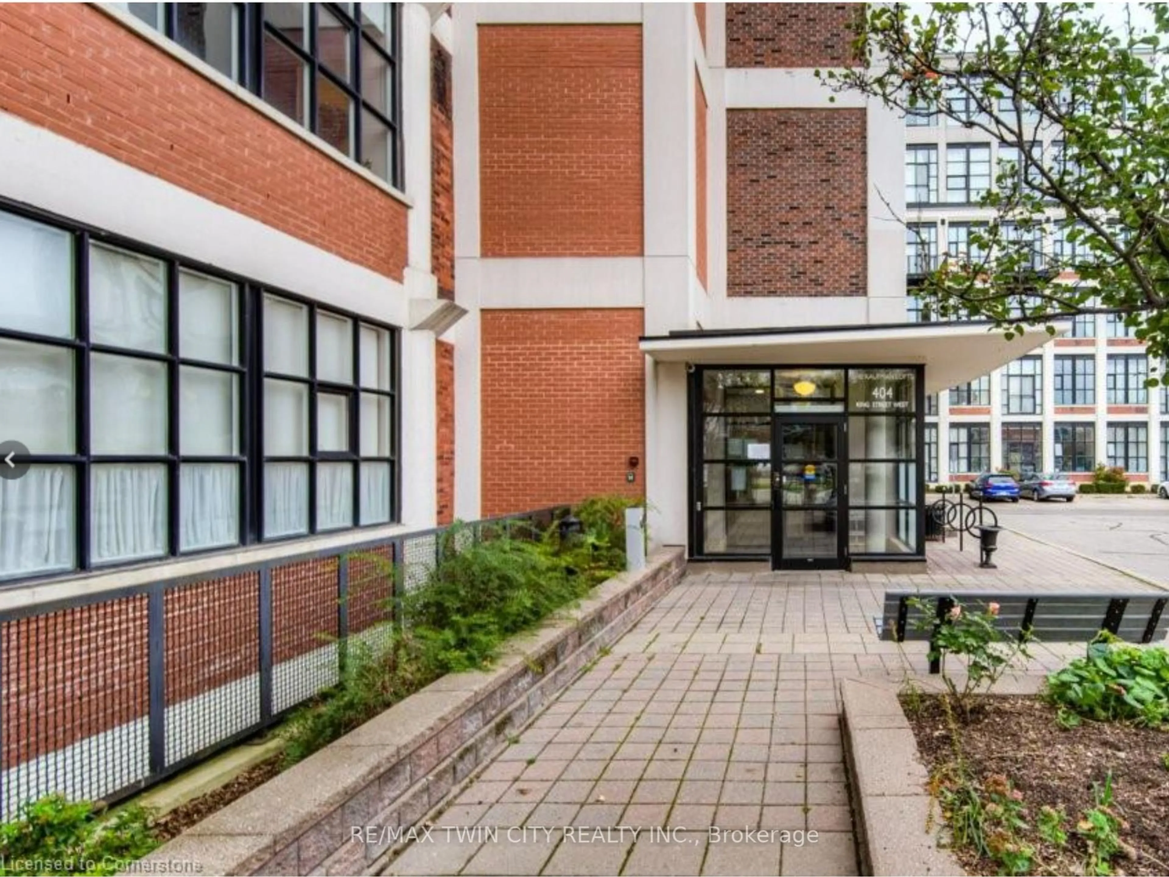 Indoor foyer for 404 King St #608, Kitchener Ontario N2G 2L5