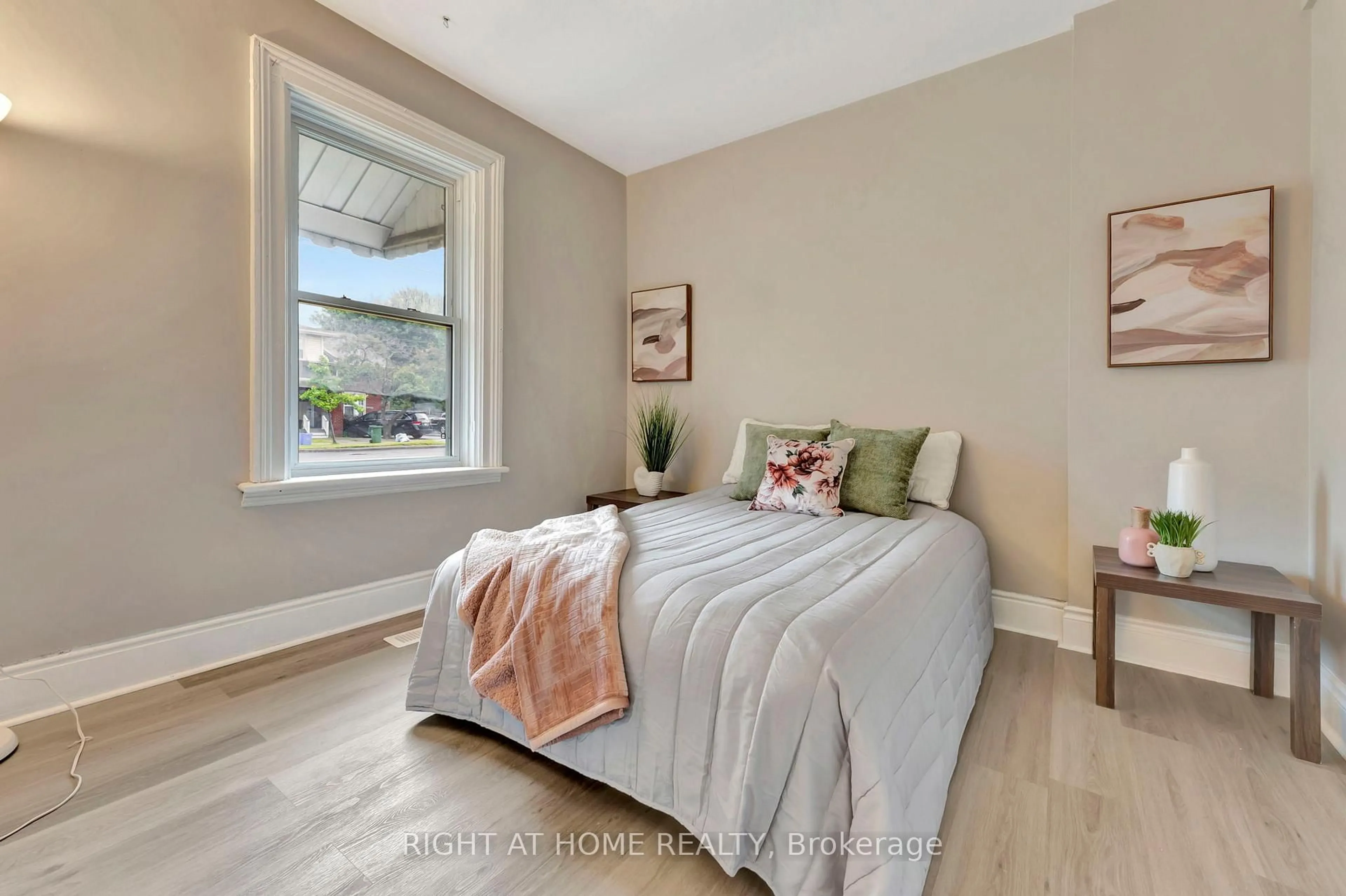 Bedroom with bed, unknown for 462 Upper Wellington St, Hamilton Ontario L9A 3P4