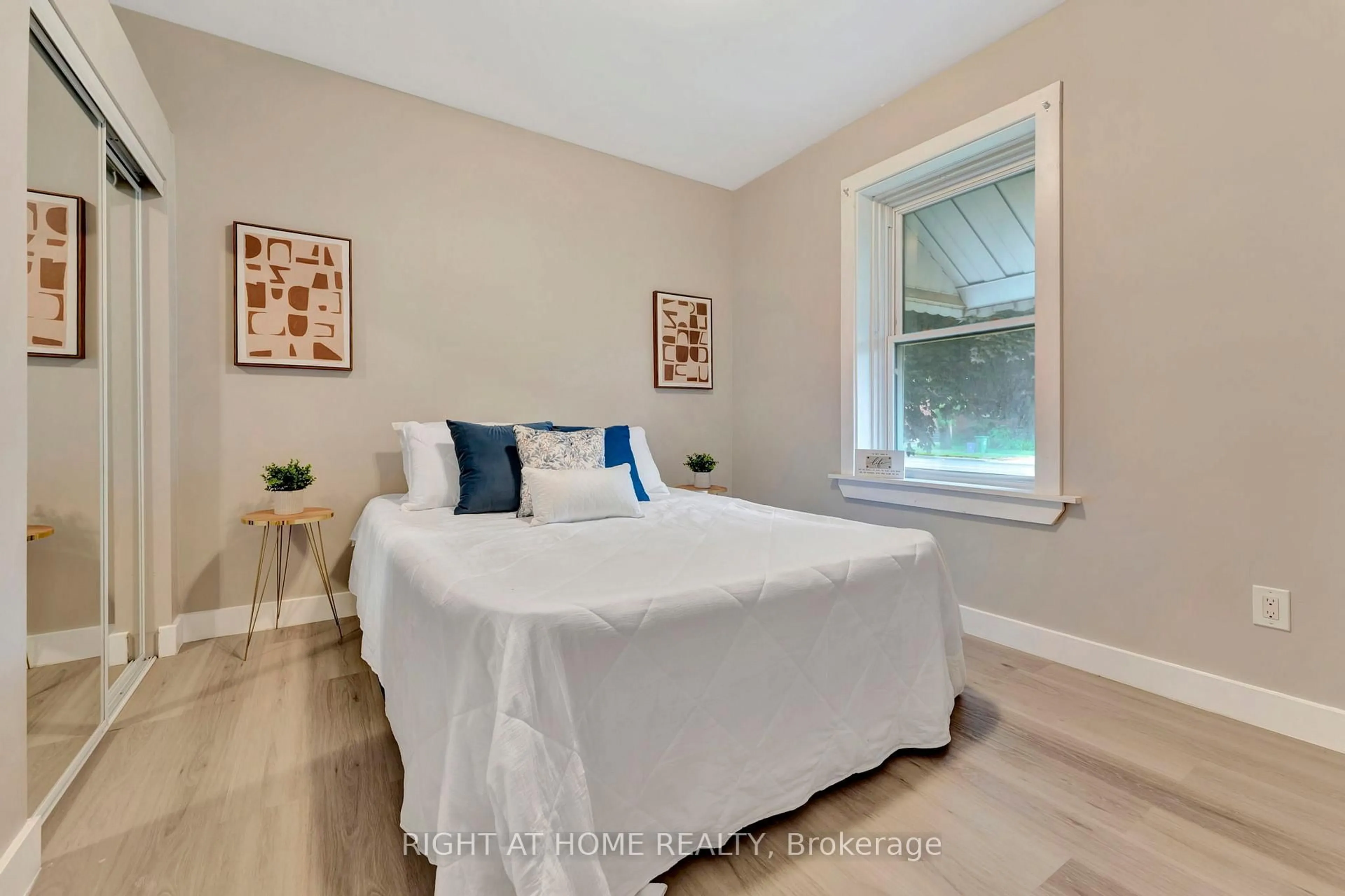 Bedroom with bed, unknown for 462 Upper Wellington St, Hamilton Ontario L9A 3P4