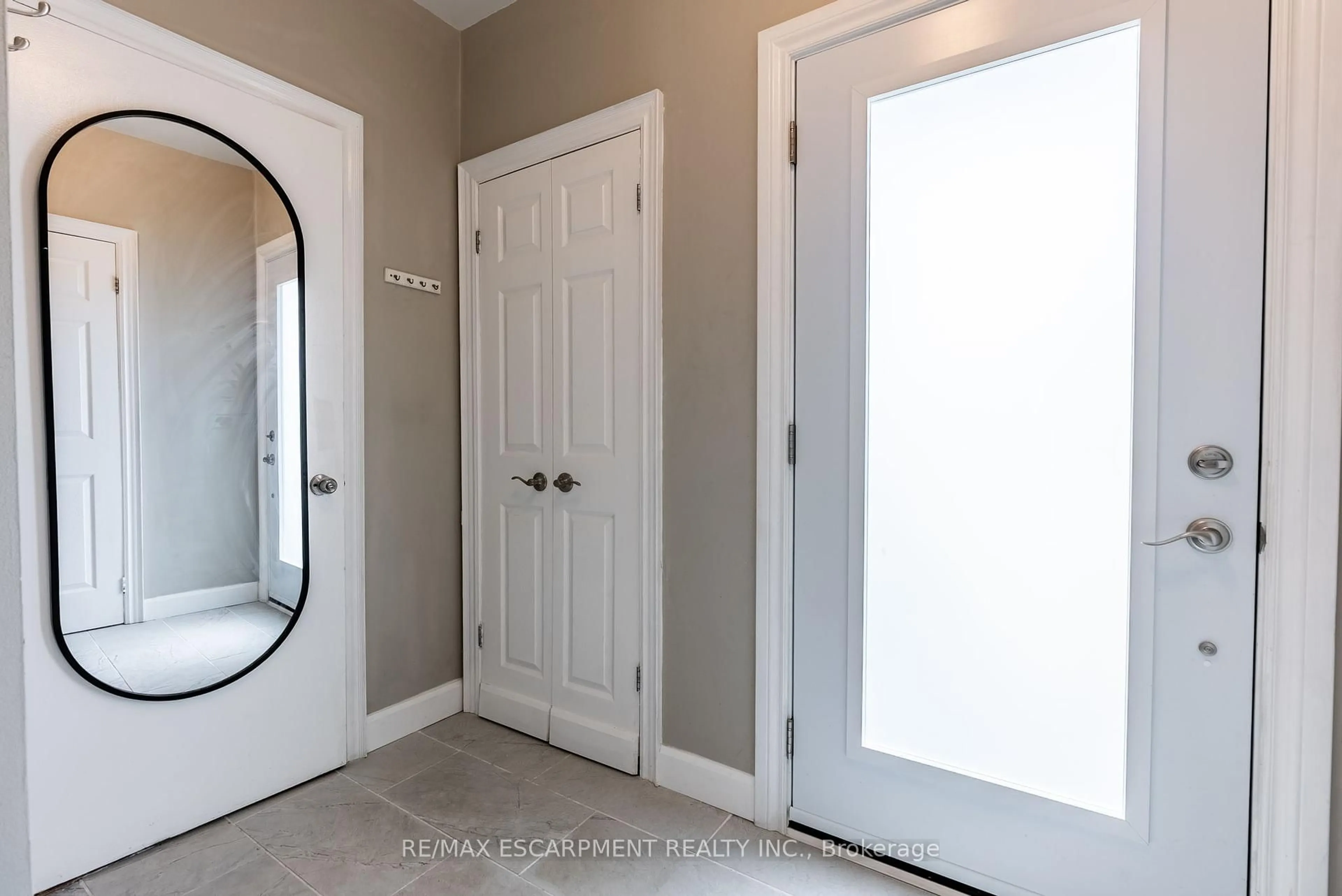 Indoor entryway for 76 Megna Crt, Hamilton Ontario L9C 6Y8