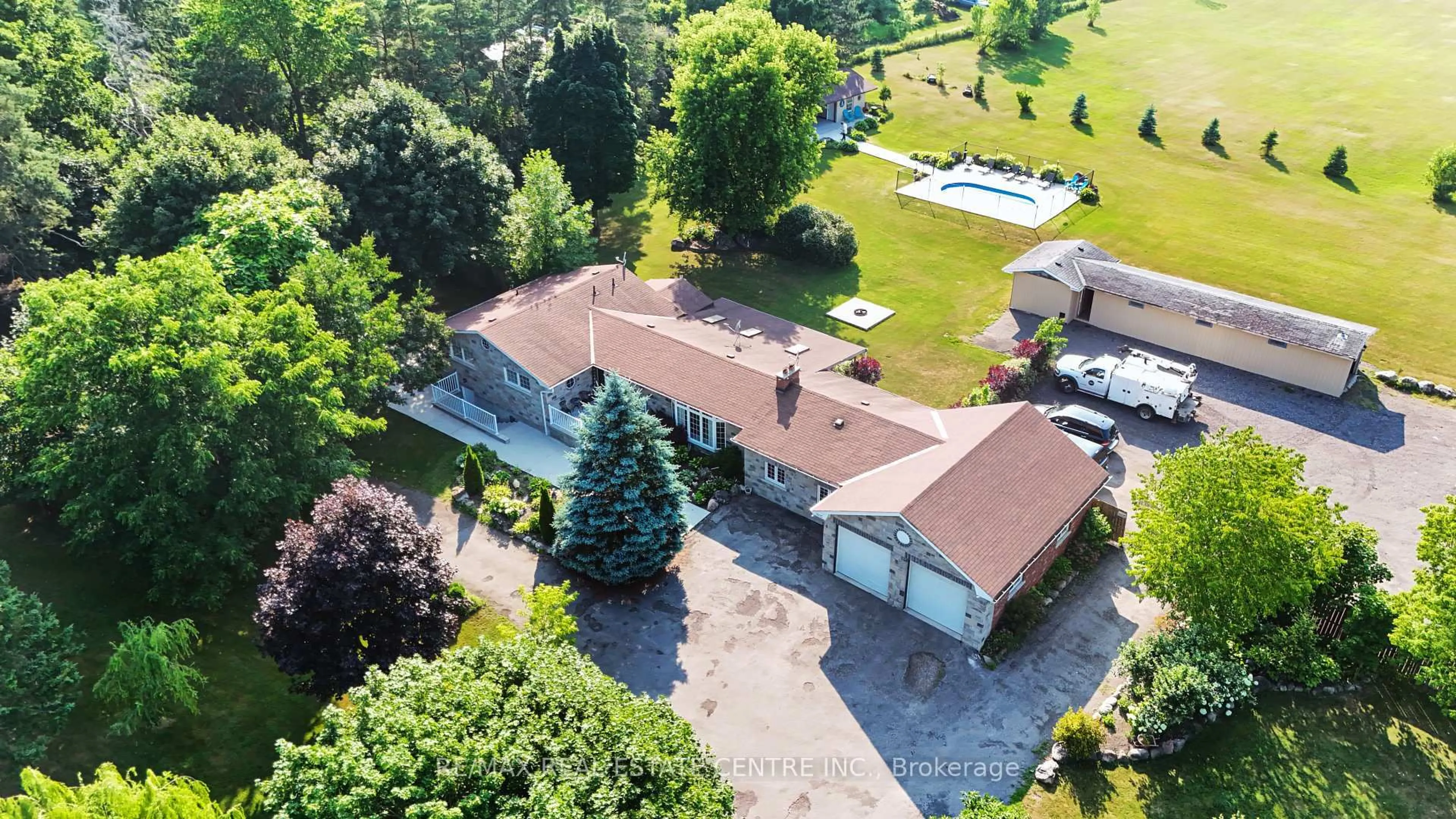 A pic from outside/outdoor area/front of a property/back of a property/a pic from drone, building for 9620 Wellington Rd #42, Erin Ontario L7G 4S8