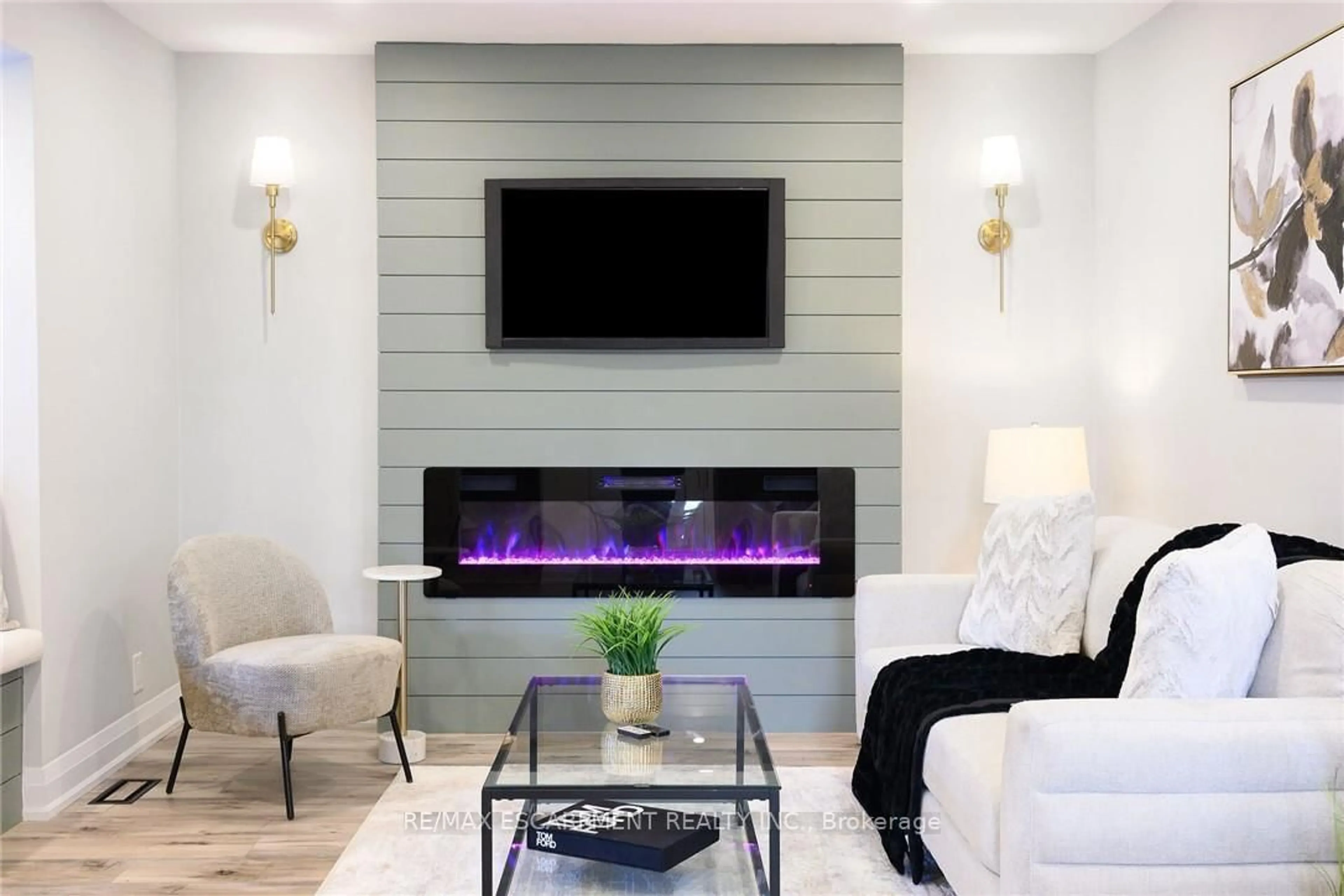 Home theater for 282 Ottawa St, Hamilton Ontario L8K 2G1