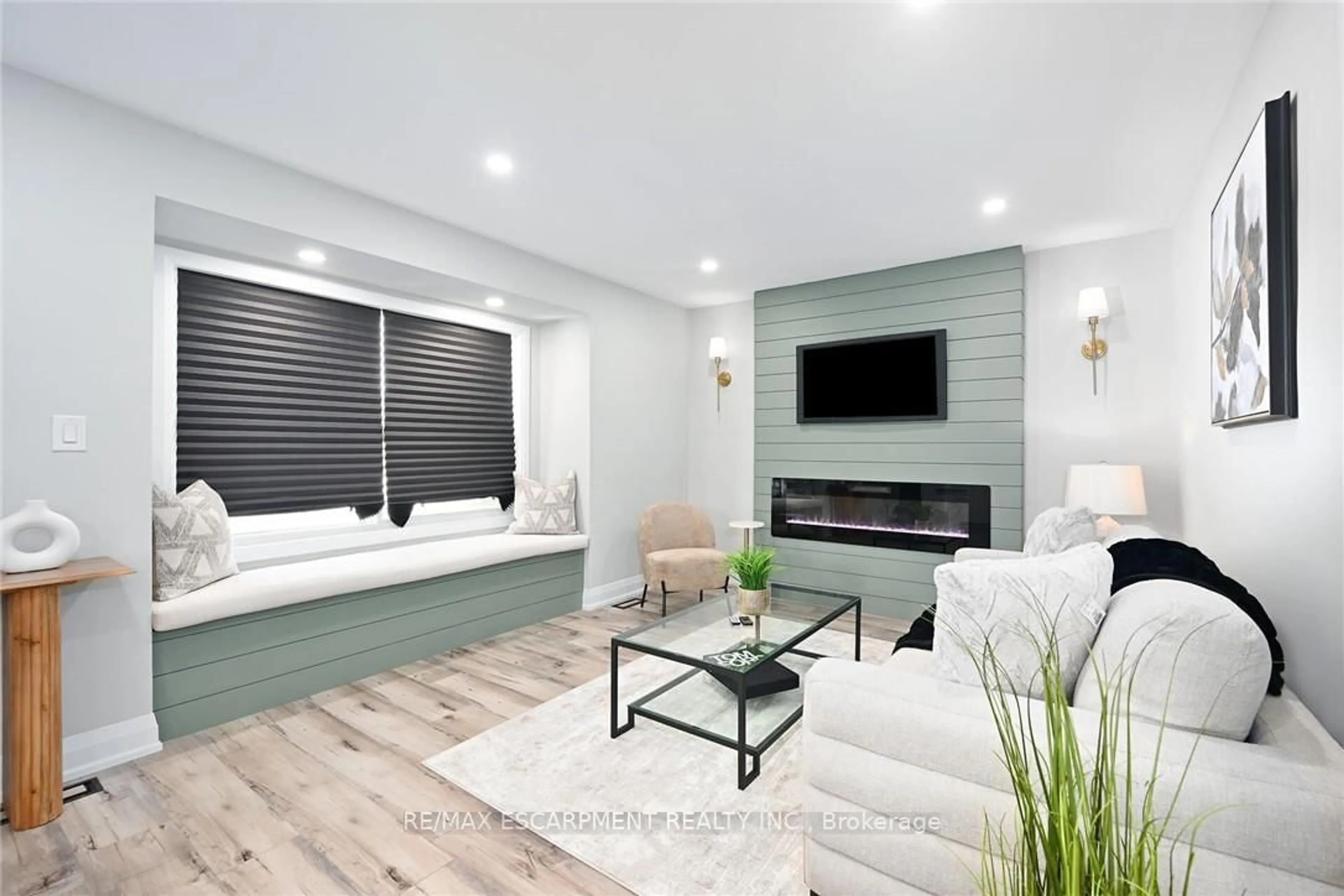 Living room with furniture, unknown for 282 Ottawa St, Hamilton Ontario L8K 2G1