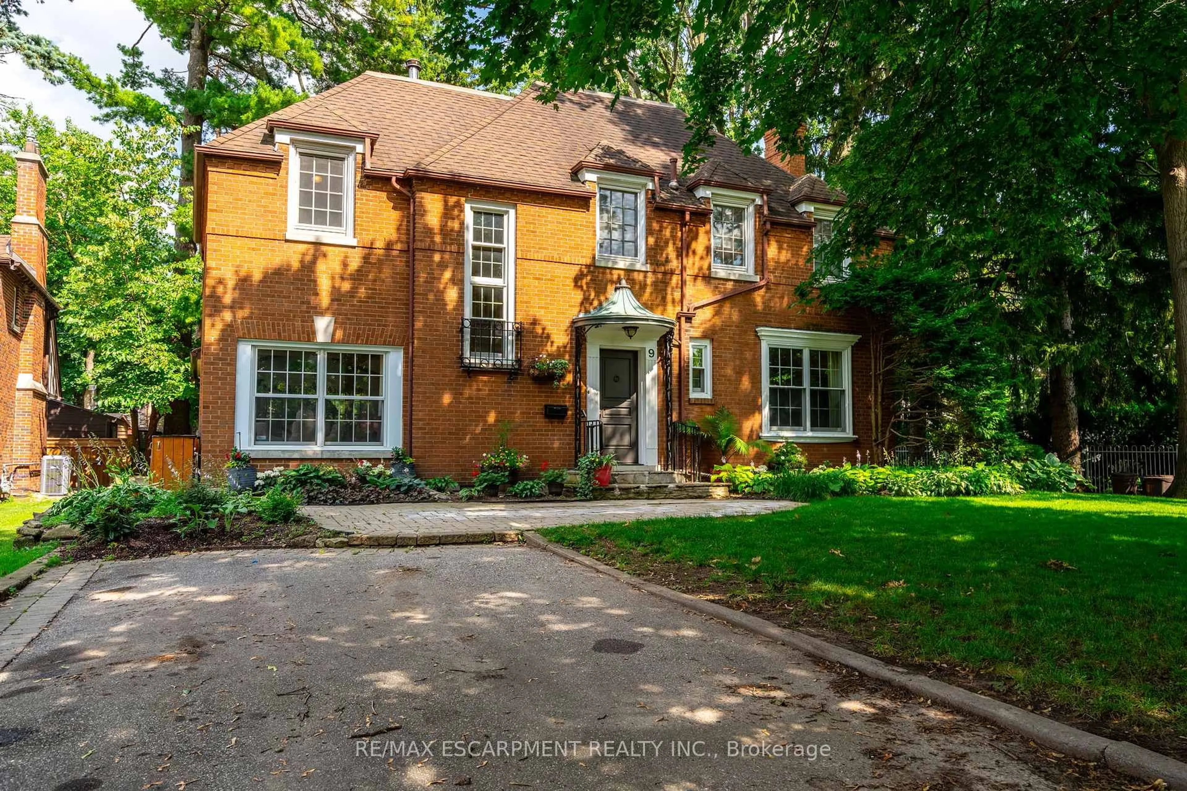 Home with brick exterior material, street for 9 Lansdowne Rd, Cambridge Ontario N1S 2T2