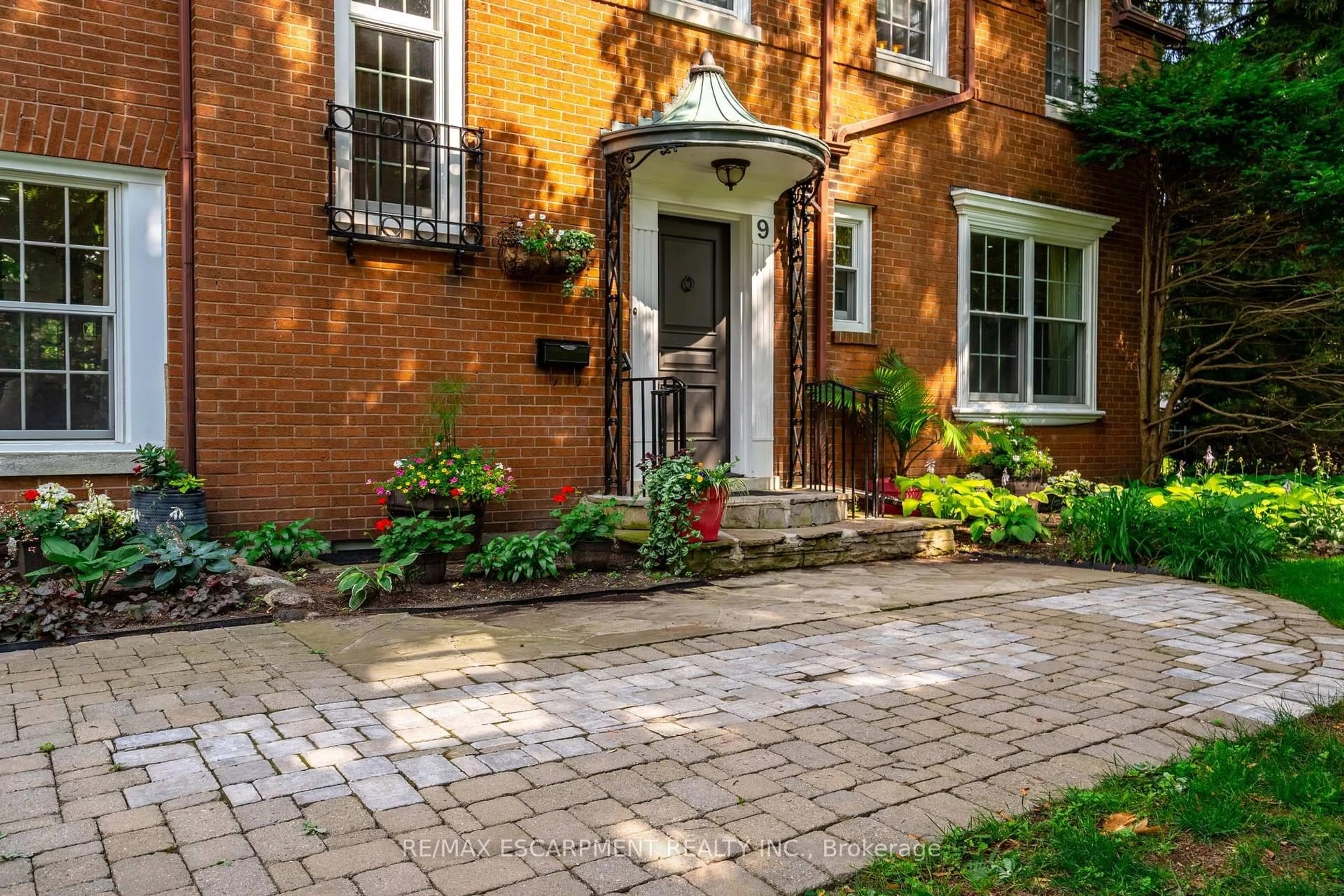 Home with brick exterior material, street for 9 Lansdowne Rd, Cambridge Ontario N1S 2T2