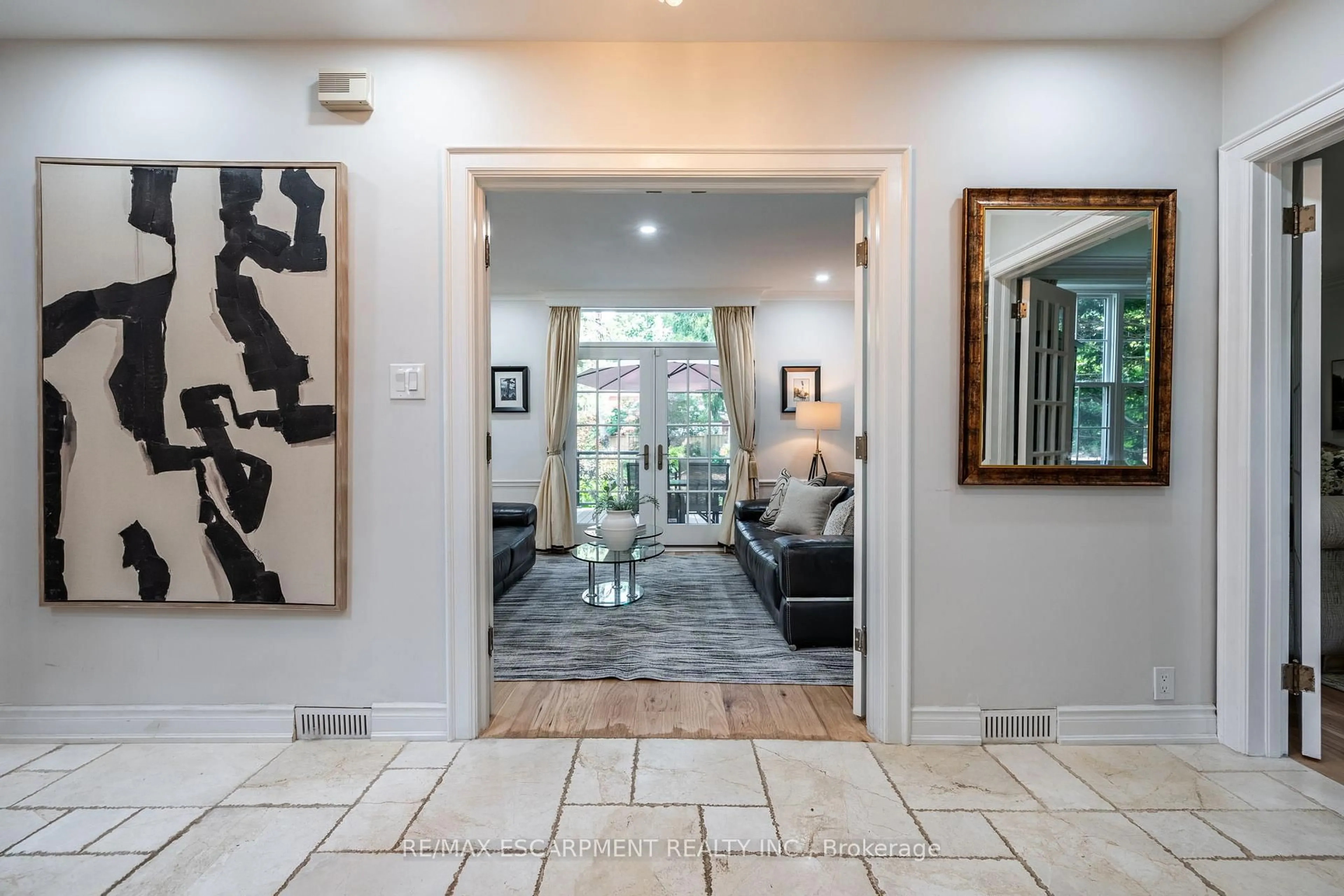 Indoor entryway for 9 Lansdowne Rd, Cambridge Ontario N1S 2T2