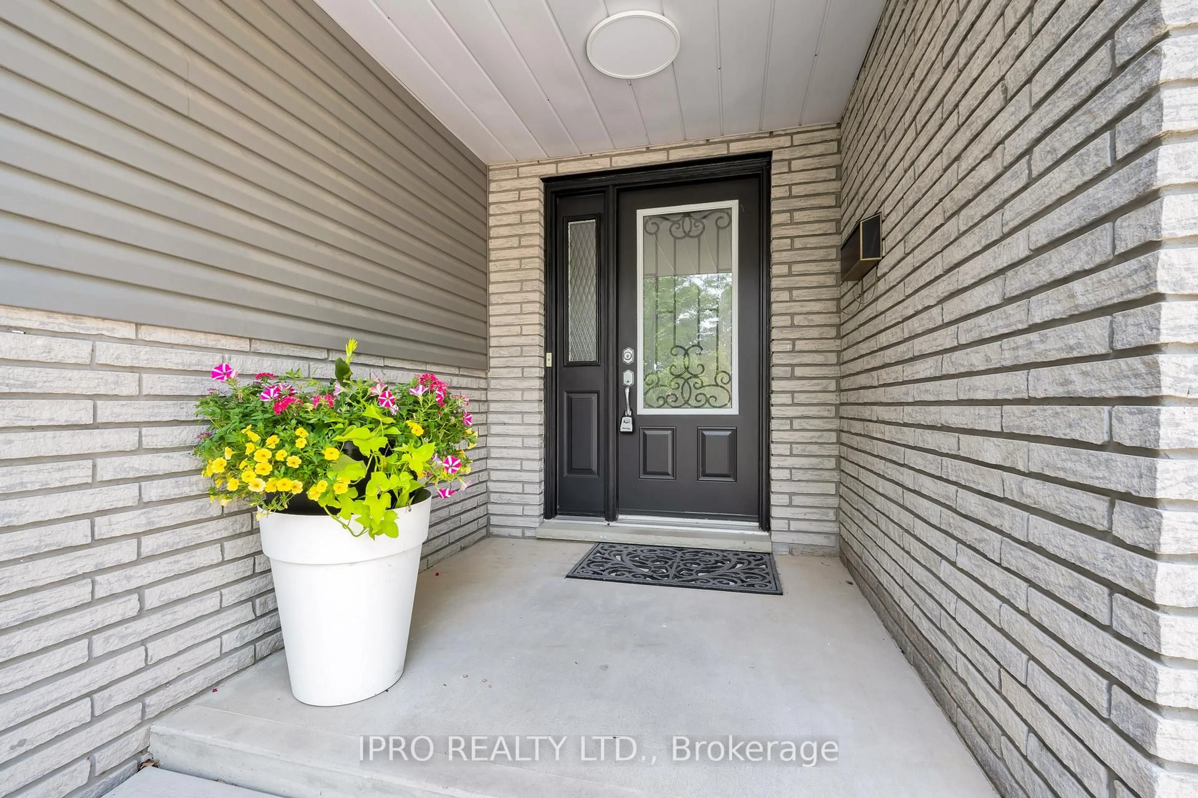 Indoor entryway for 6783 Buckingham Dr, Niagara Falls Ontario L2H 2S3