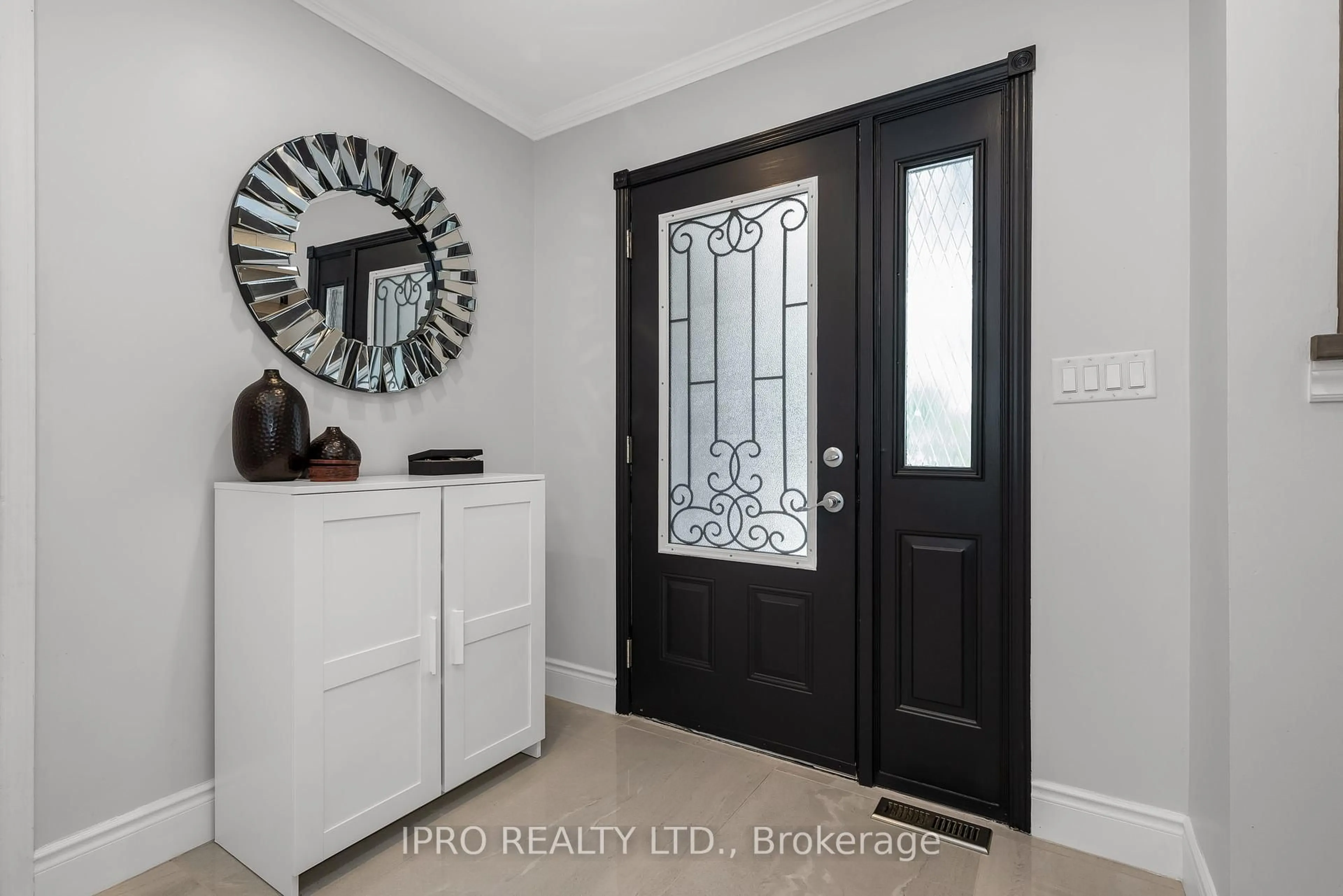 Indoor entryway for 6783 Buckingham Dr, Niagara Falls Ontario L2H 2S3