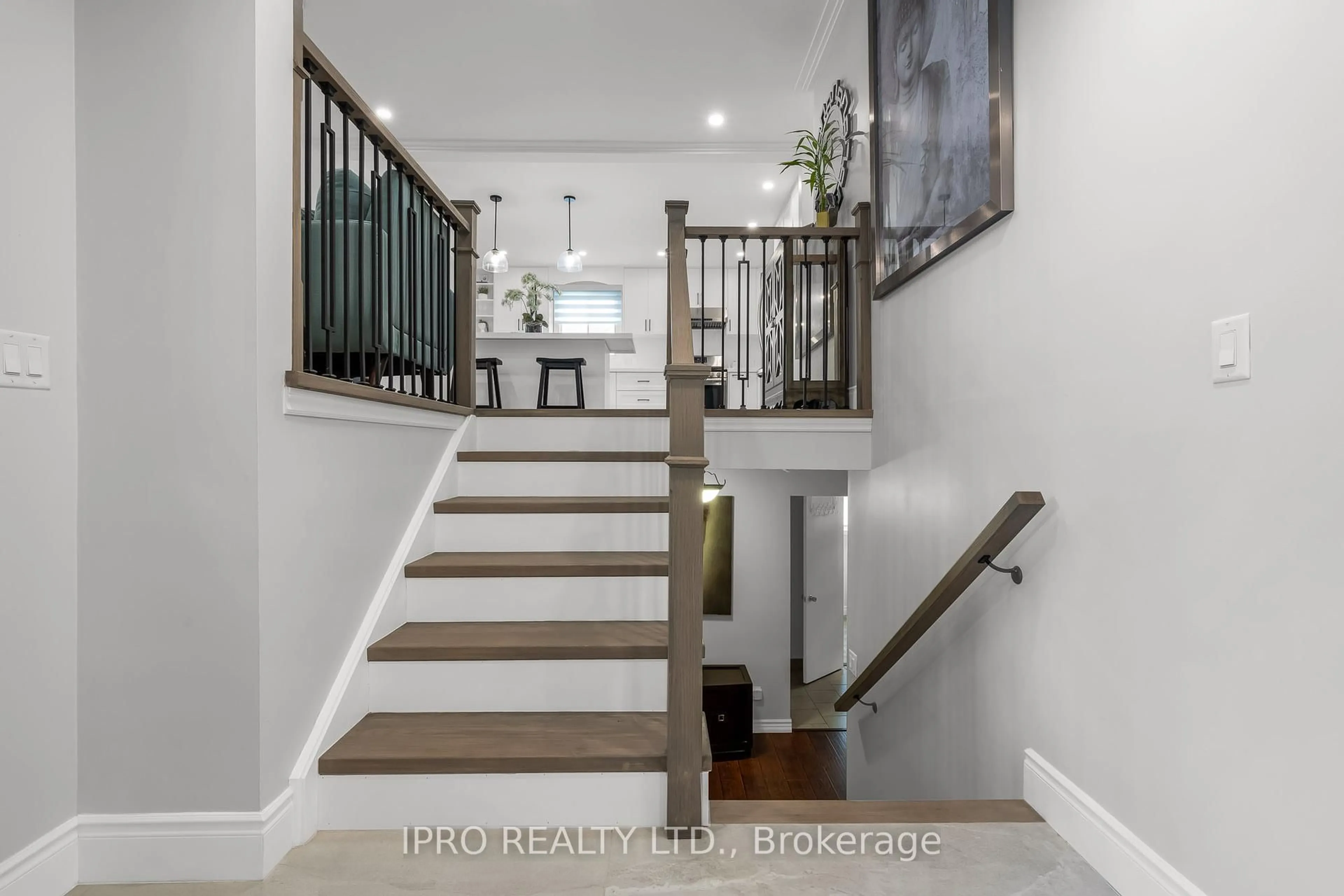 Stairs for 6783 Buckingham Dr, Niagara Falls Ontario L2H 2S3