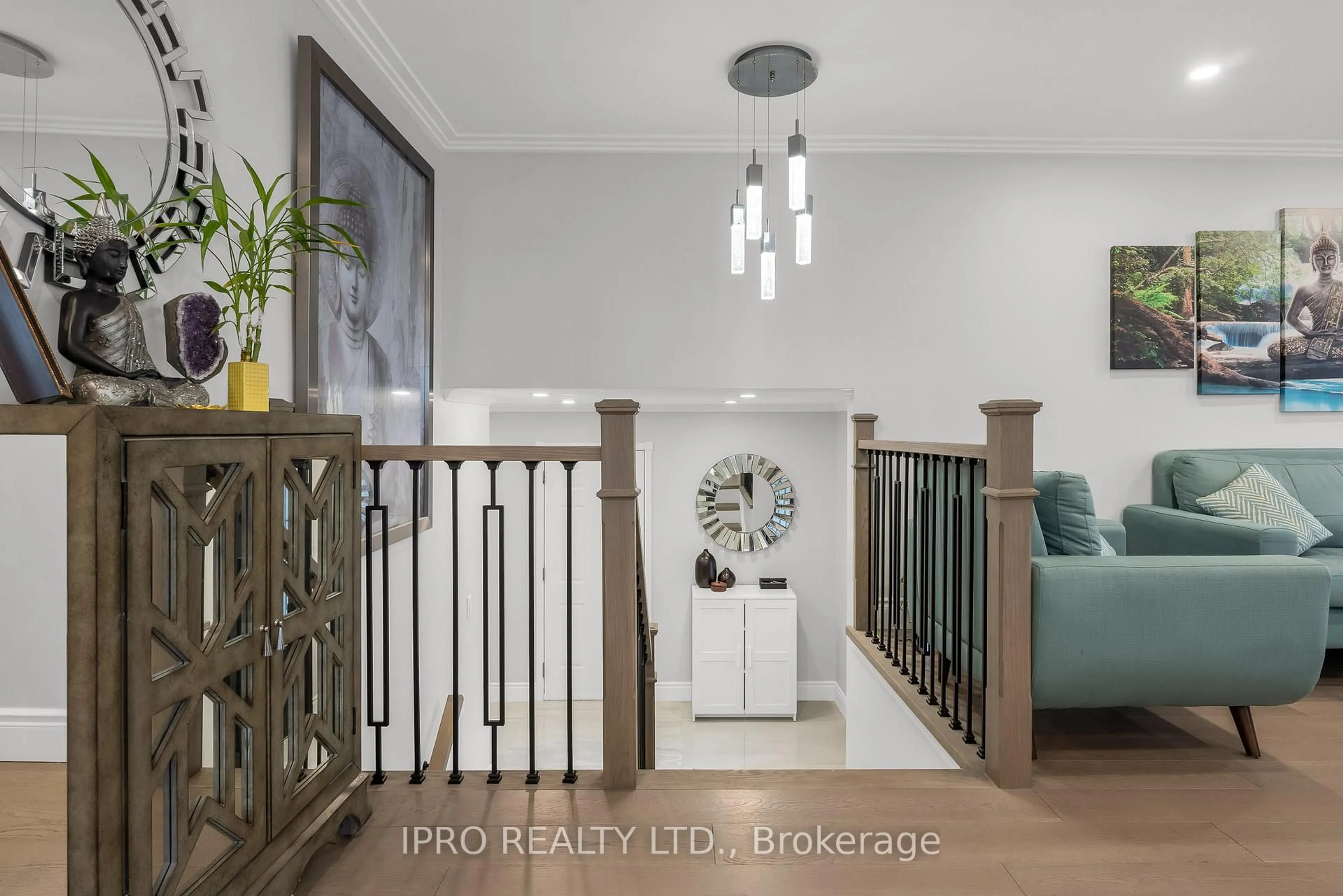 Indoor entryway for 6783 Buckingham Dr, Niagara Falls Ontario L2H 2S3