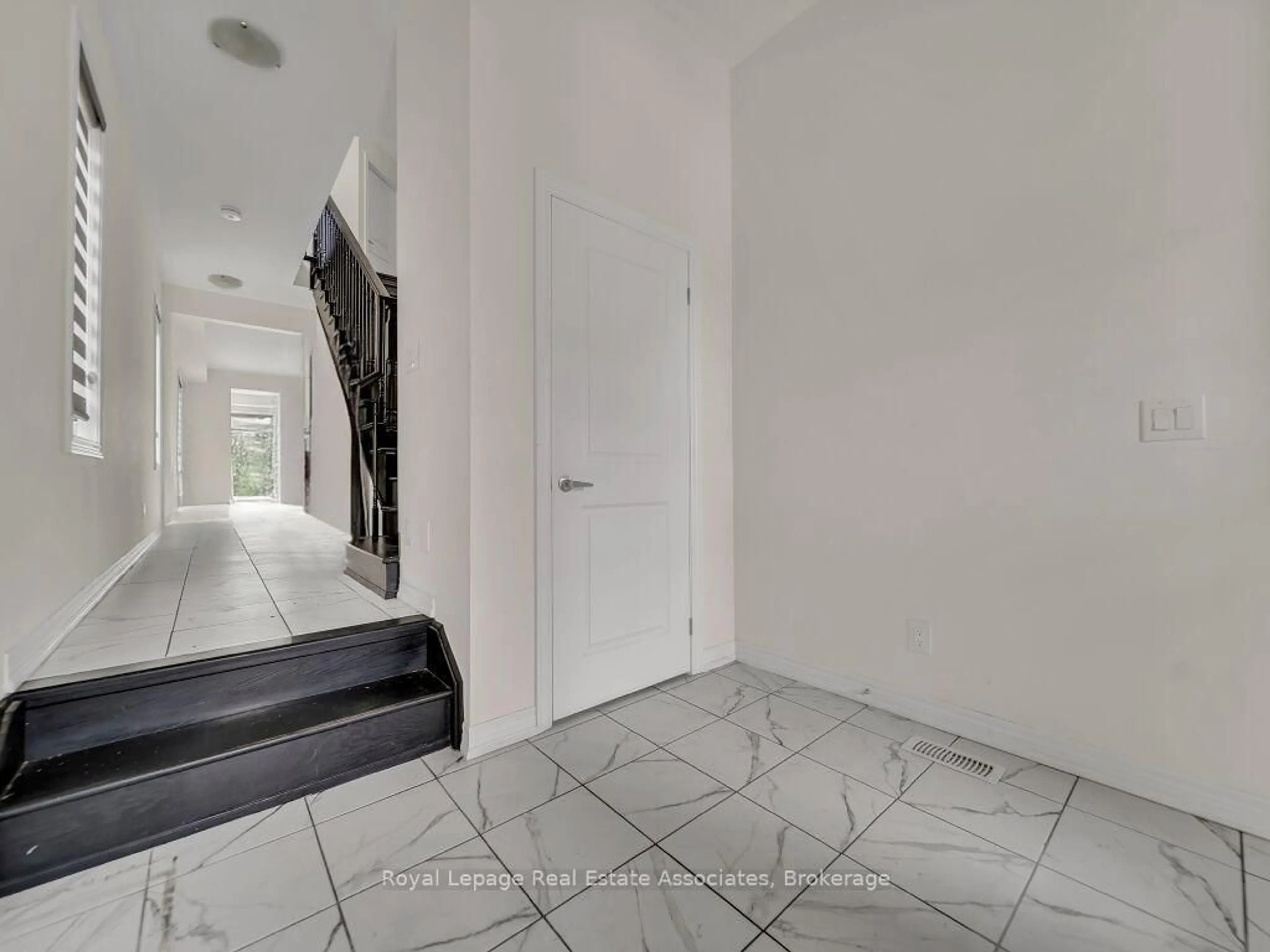 Indoor entryway for 184 Broadacre Dr, Kitchener Ontario N2R 0S6