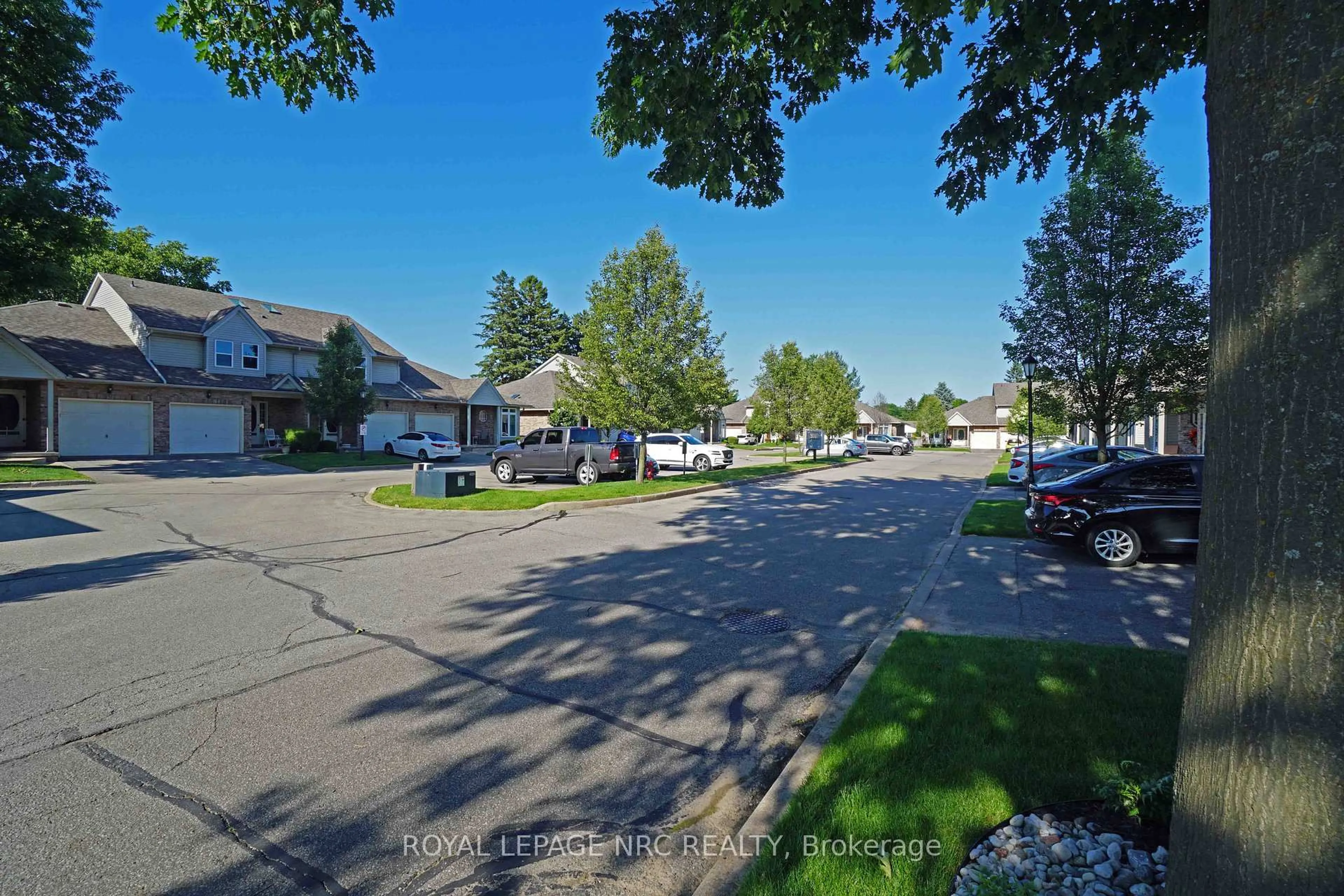 A pic from outside/outdoor area/front of a property/back of a property/a pic from drone, street for 5070 drummond Rd #28, Niagara Falls Ontario L2E 6E4