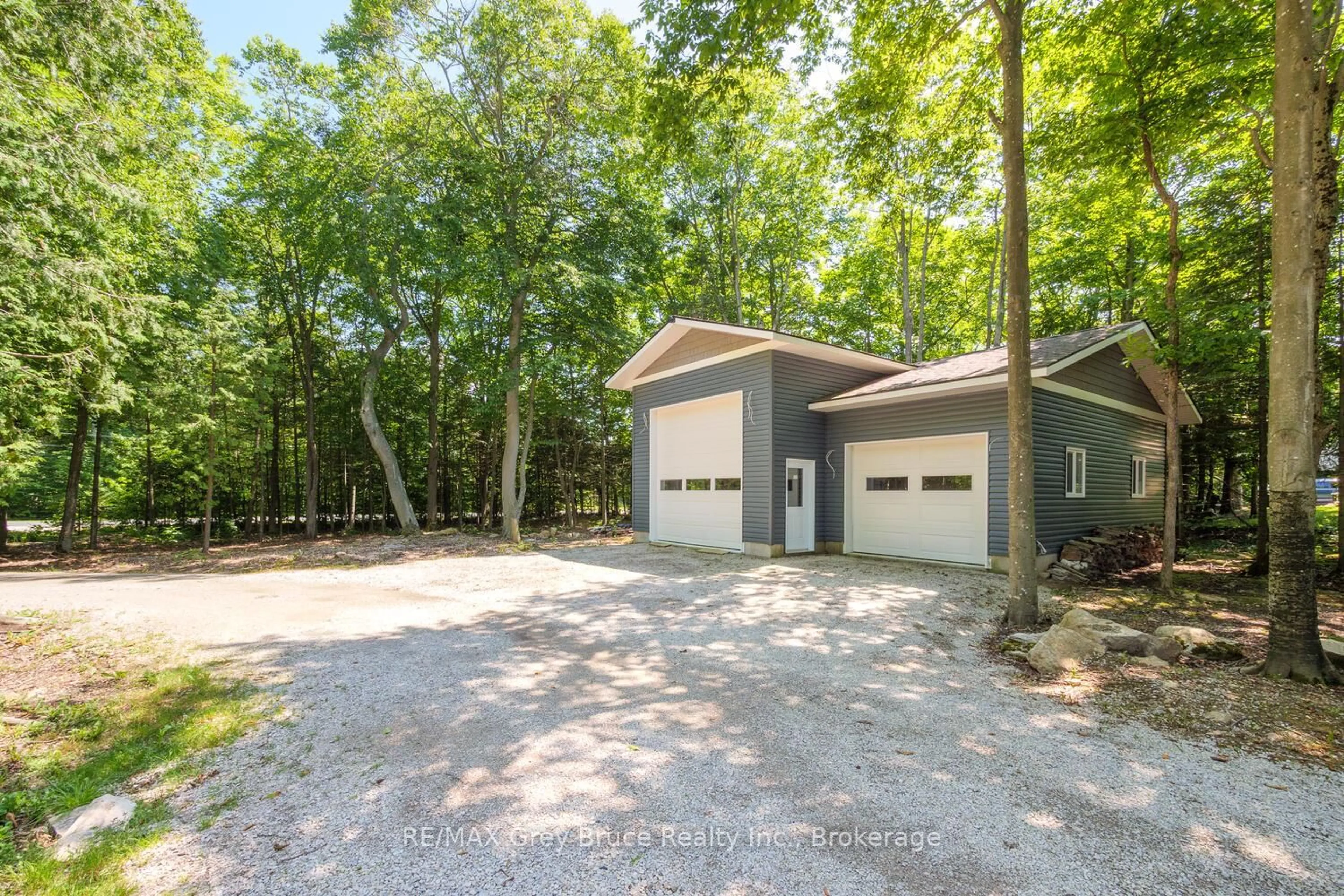 Indoor garage for 110 Maple Golf Cres, Northern Bruce Peninsula Ontario N0H 2R0