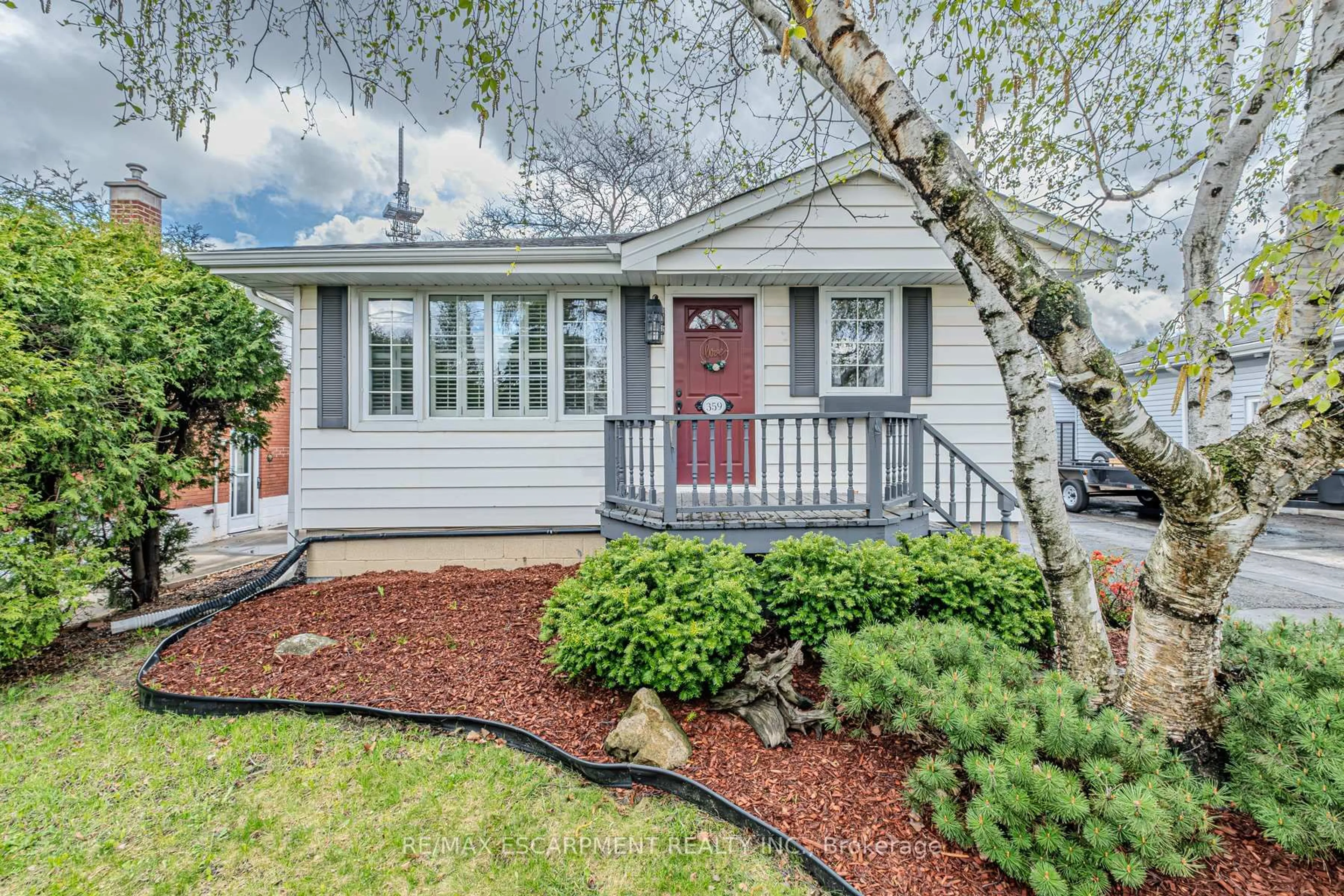 Home with vinyl exterior material, street for 359 East 18th St, Hamilton Ontario L9A 4P7