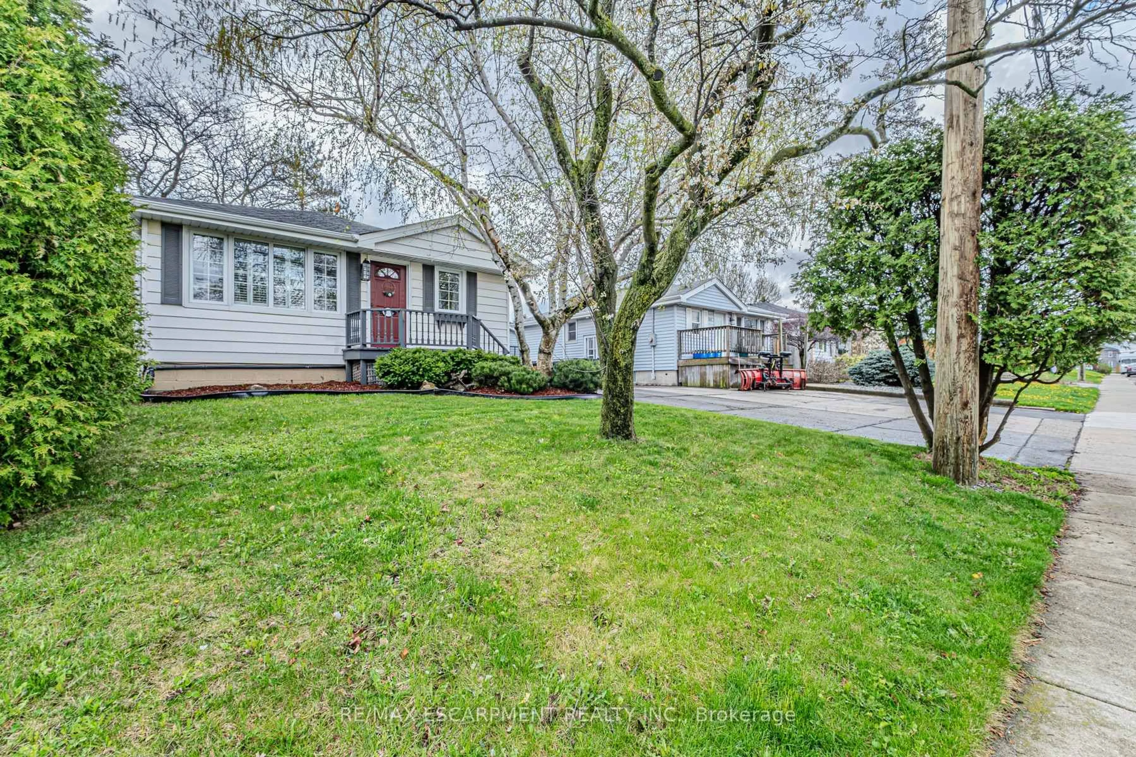 Home with vinyl exterior material, street for 359 East 18th St, Hamilton Ontario L9A 4P7