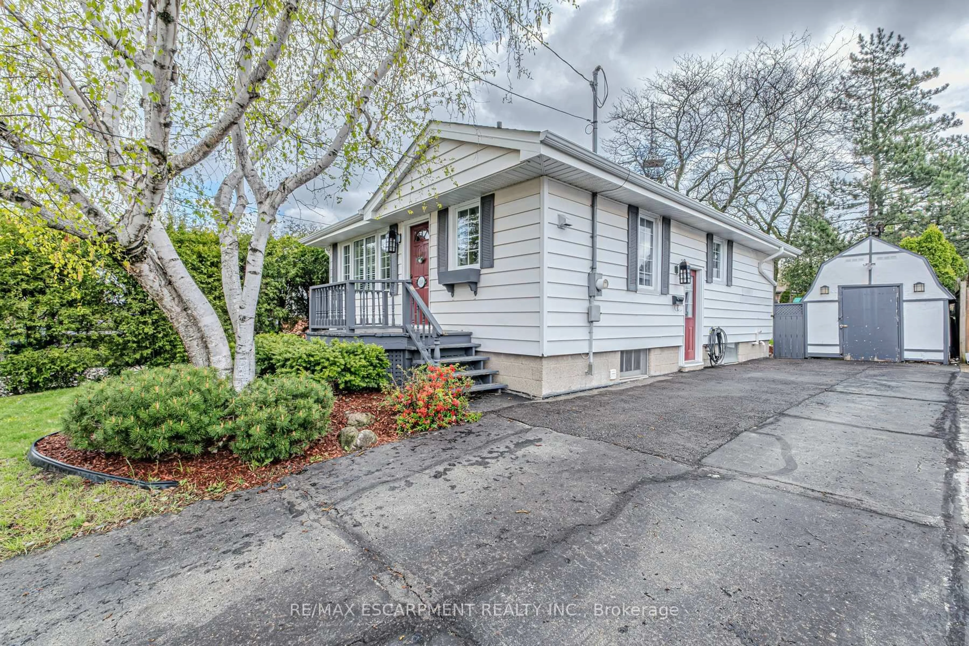 Home with vinyl exterior material, street for 359 East 18th St, Hamilton Ontario L9A 4P7