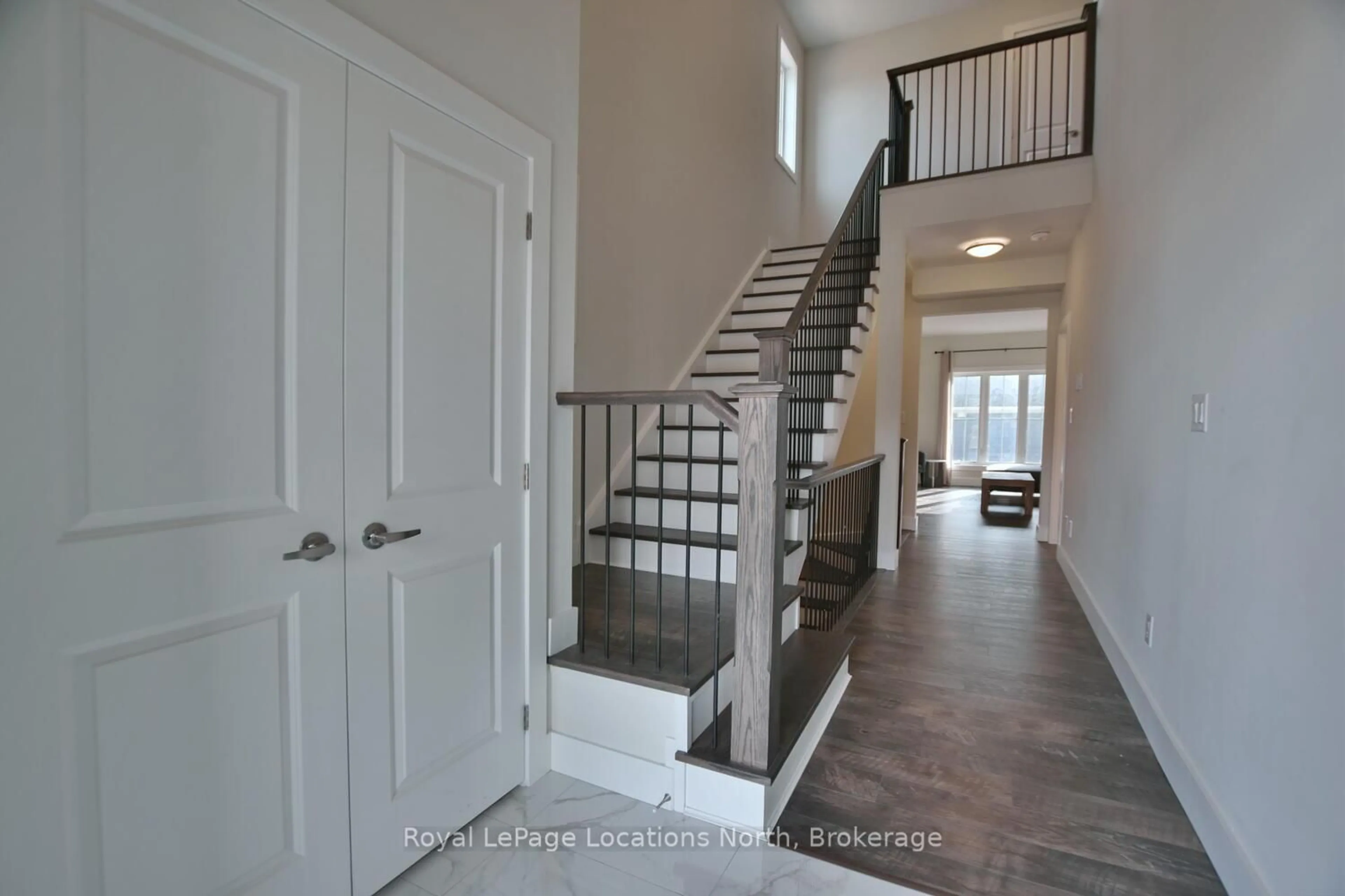 Indoor entryway for 163 Courtland St, Blue Mountains Ontario L9Y 5L7