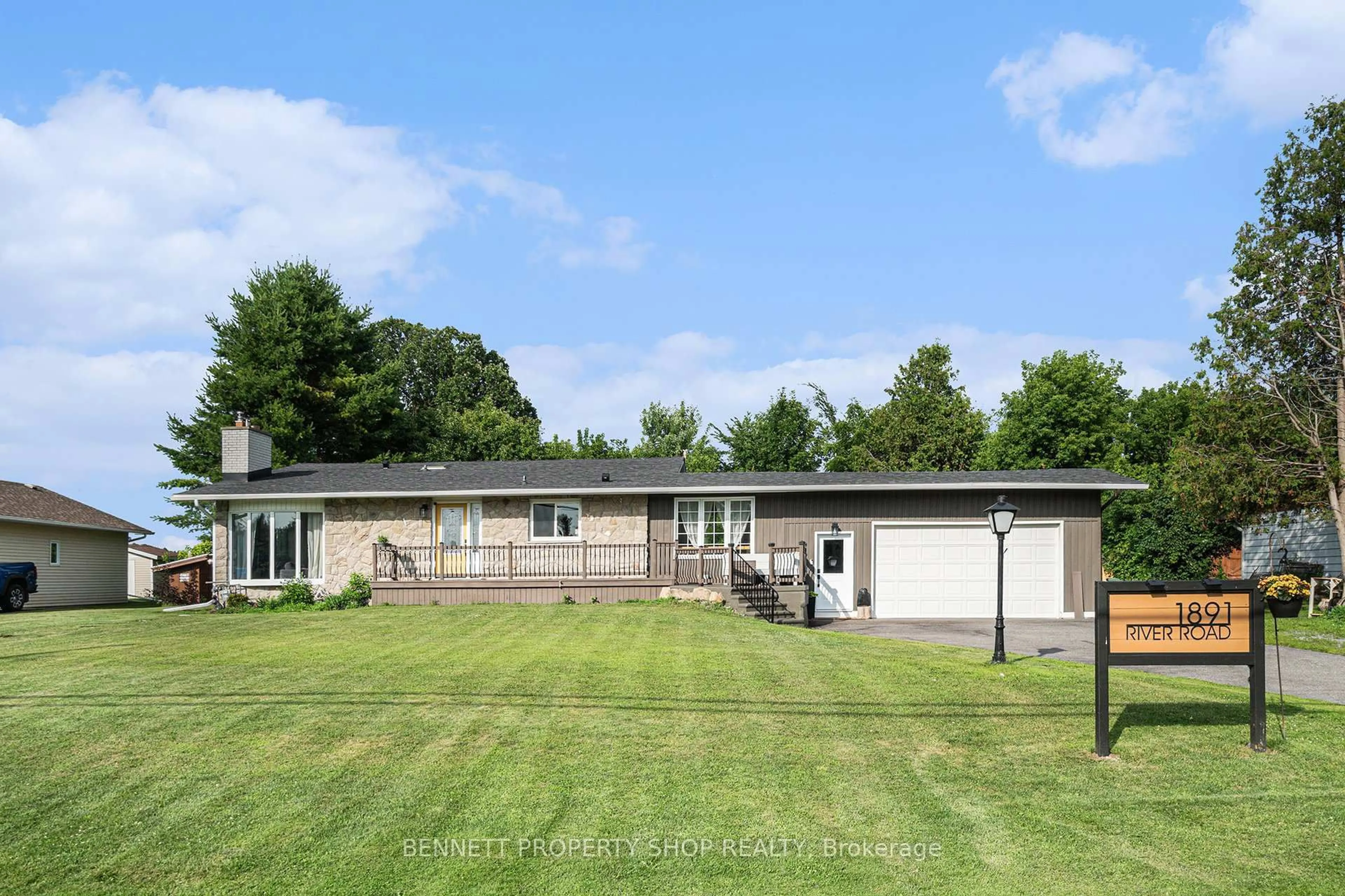 A pic from outside/outdoor area/front of a property/back of a property/a pic from drone, unknown for 1891 River Rd, Ottawa Ontario K4M 1B4