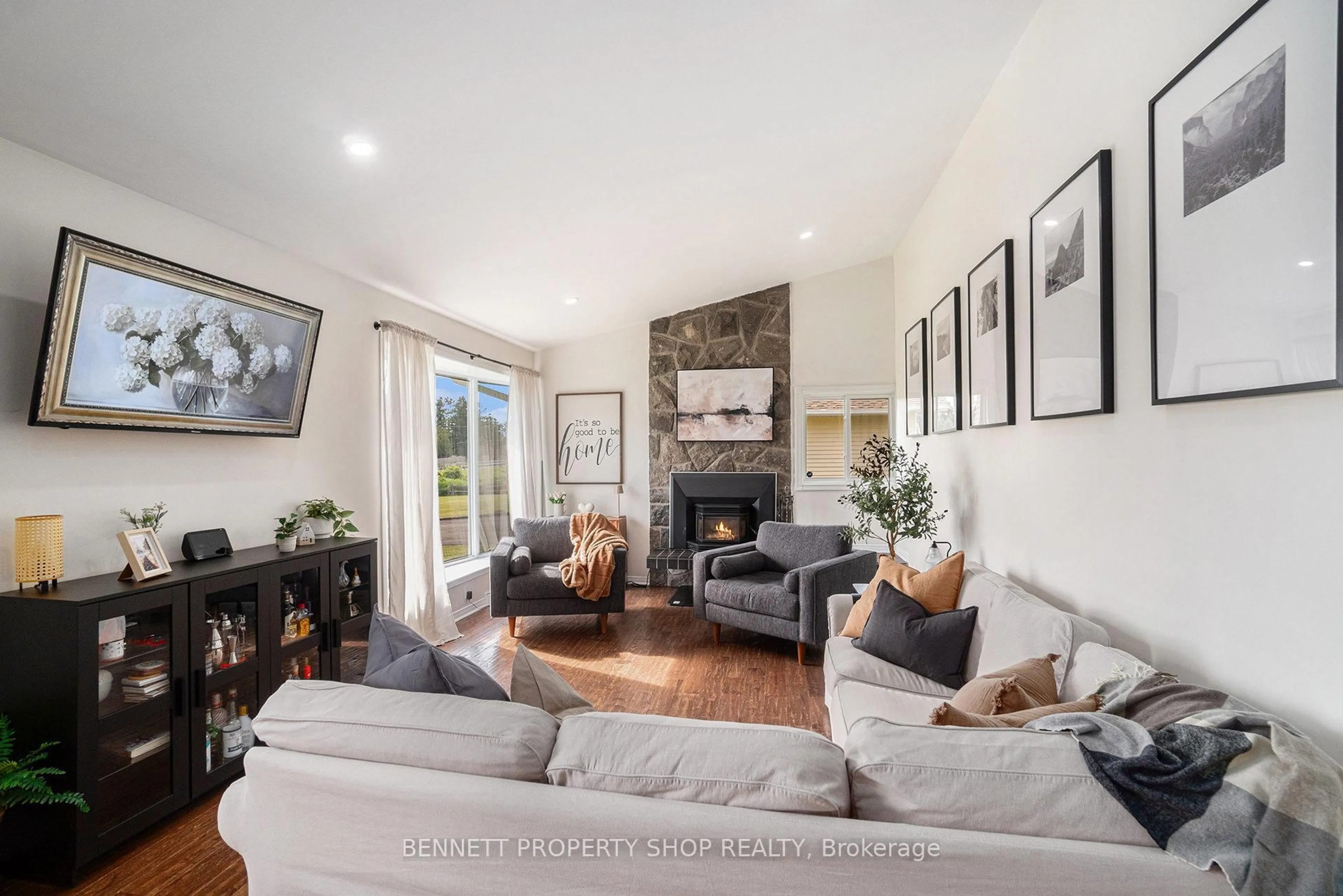 Living room with furniture, unknown for 1891 River Rd, Ottawa Ontario K4M 1B4