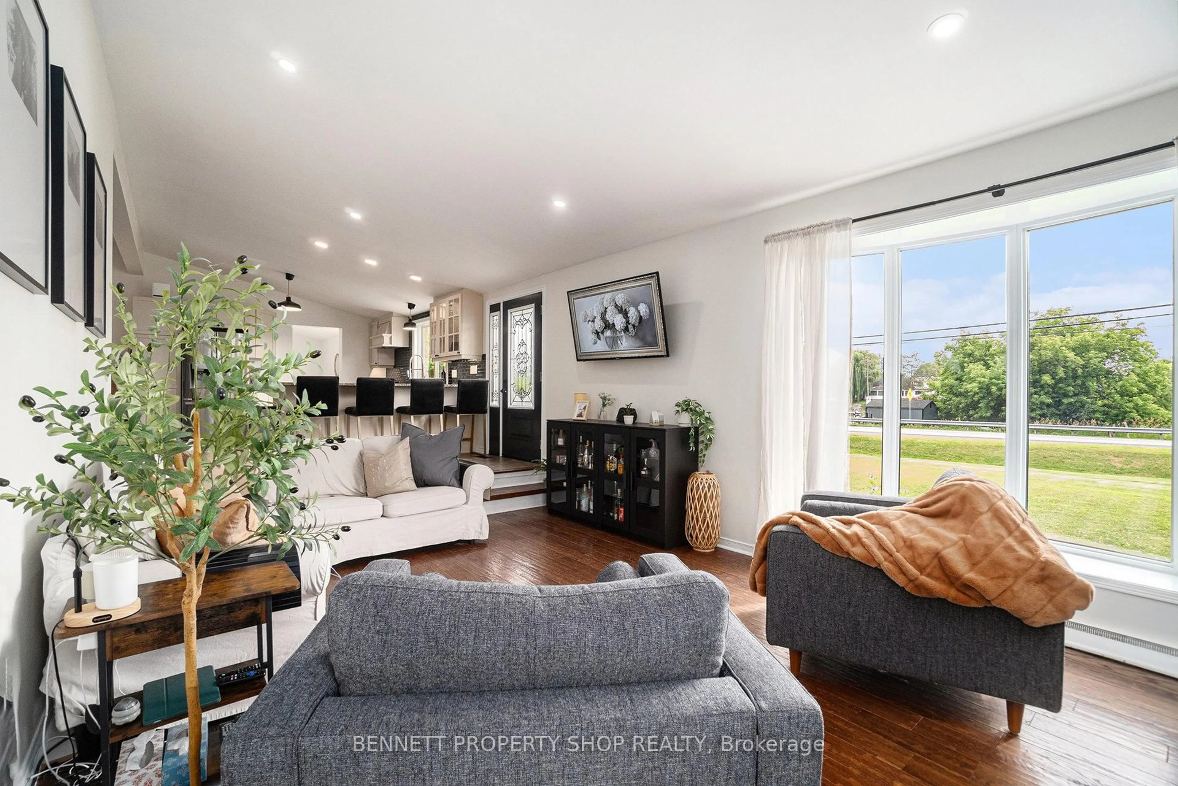 Living room with furniture, unknown for 1891 River Rd, Ottawa Ontario K4M 1B4