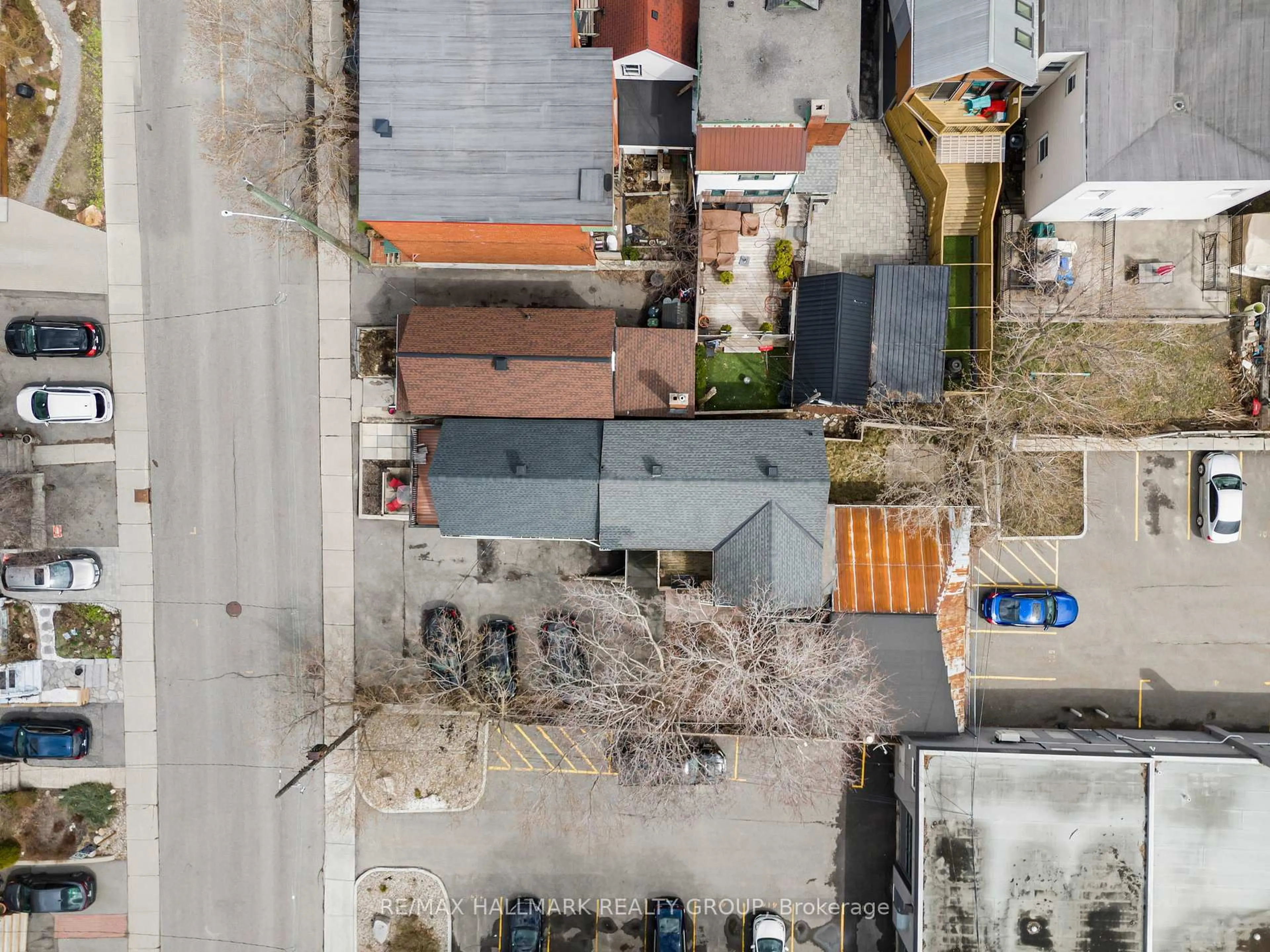 A pic from outside/outdoor area/front of a property/back of a property/a pic from drone, street for 48 LOUISA St, Ottawa Ontario K1R 6Y8