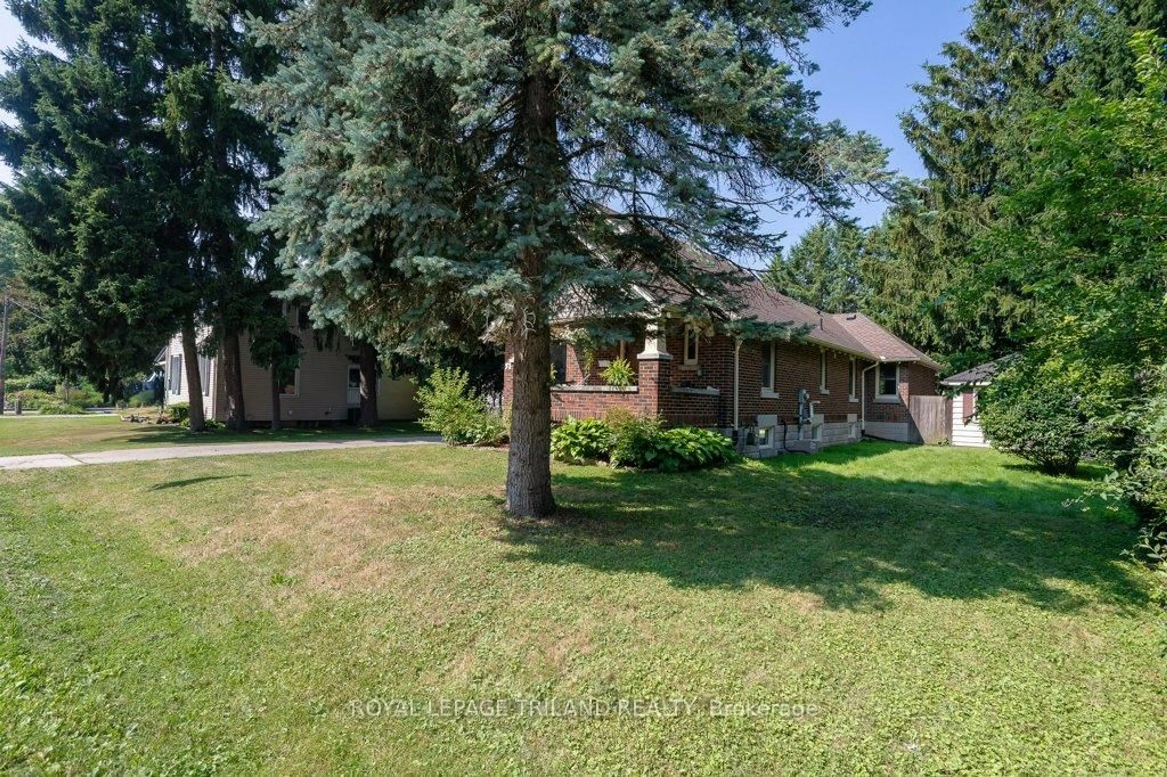 A pic from outside/outdoor area/front of a property/back of a property/a pic from drone, street for 230 Sunset Dr, St. Thomas Ontario N5R 3C3