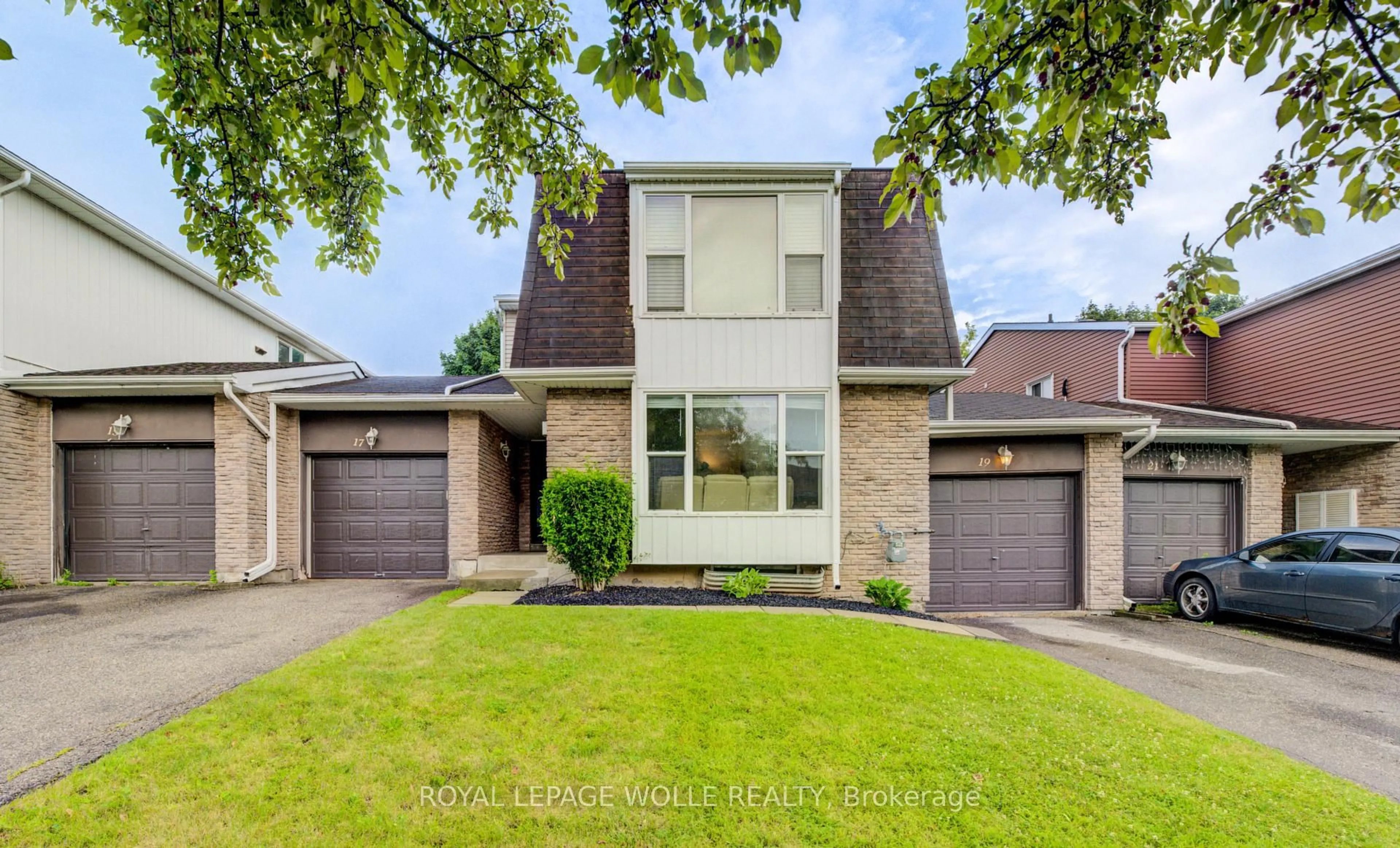 Home with brick exterior material, street for 19 Hillbrook Cres, Kitchener Ontario N2N 1J4