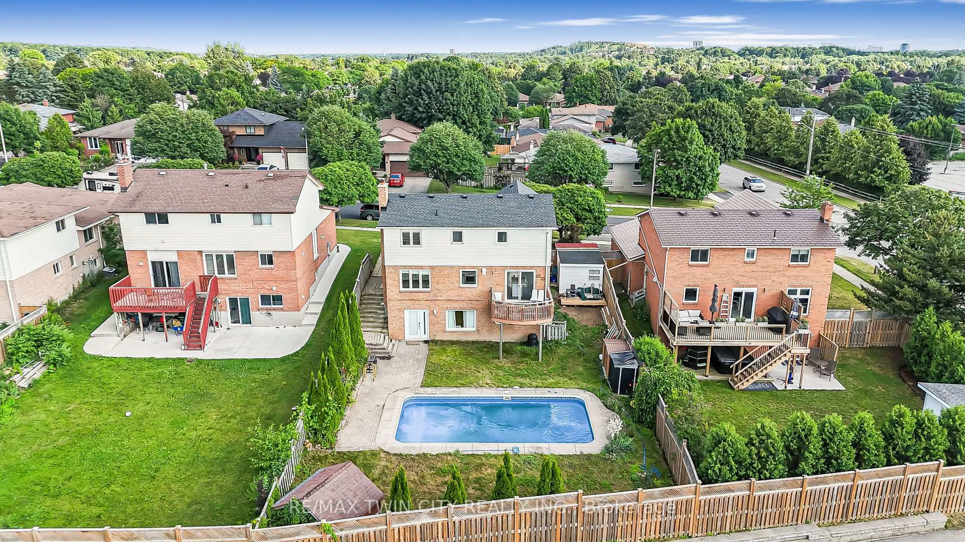 A pic from outside/outdoor area/front of a property/back of a property/a pic from drone, unknown for 40 Ebydale Dr, Kitchener Ontario N2A 3N7