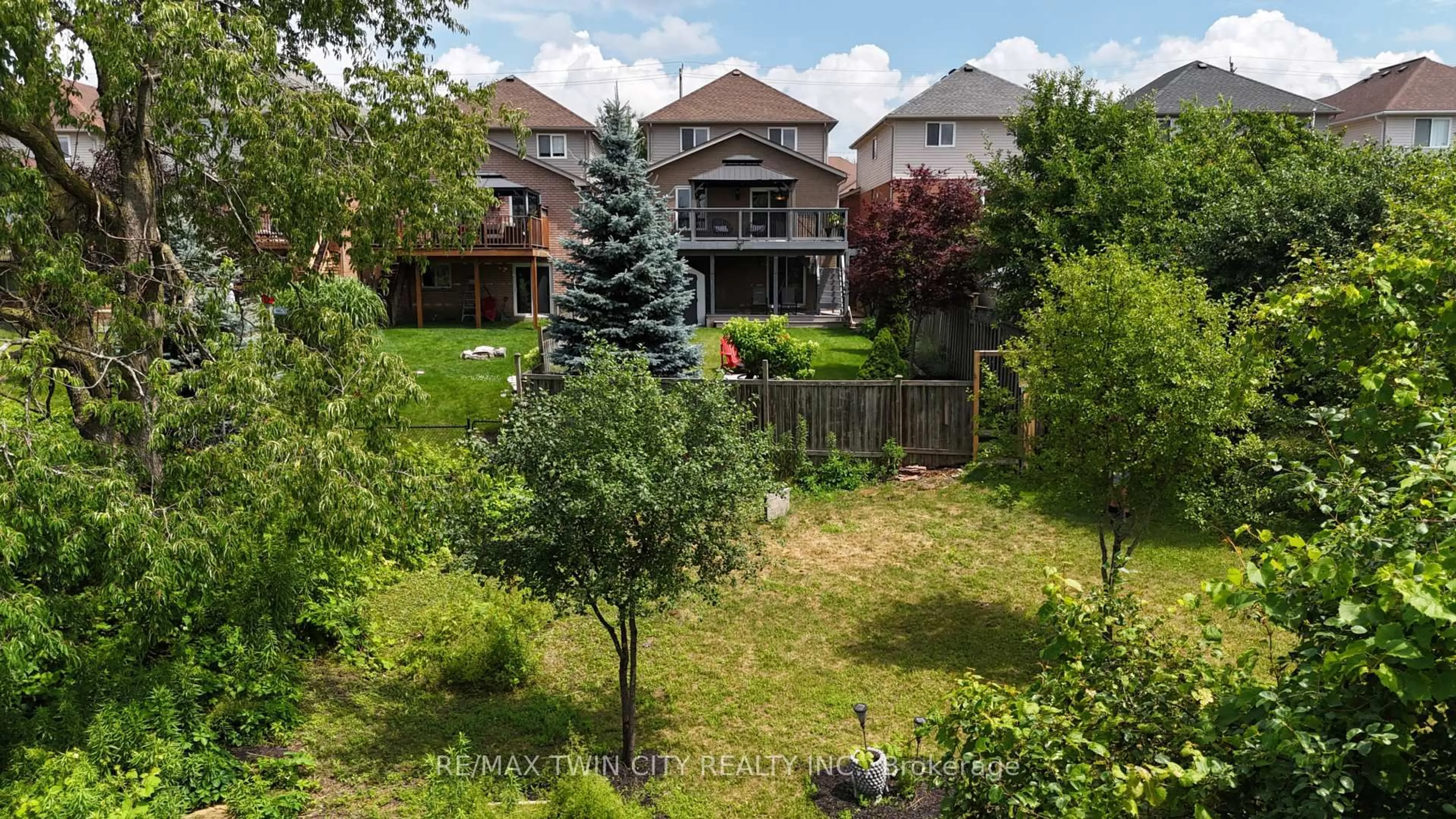 A pic from outside/outdoor area/front of a property/back of a property/a pic from drone, unknown for 475 Doon South Dr, Kitchener Ontario N2P 2T6