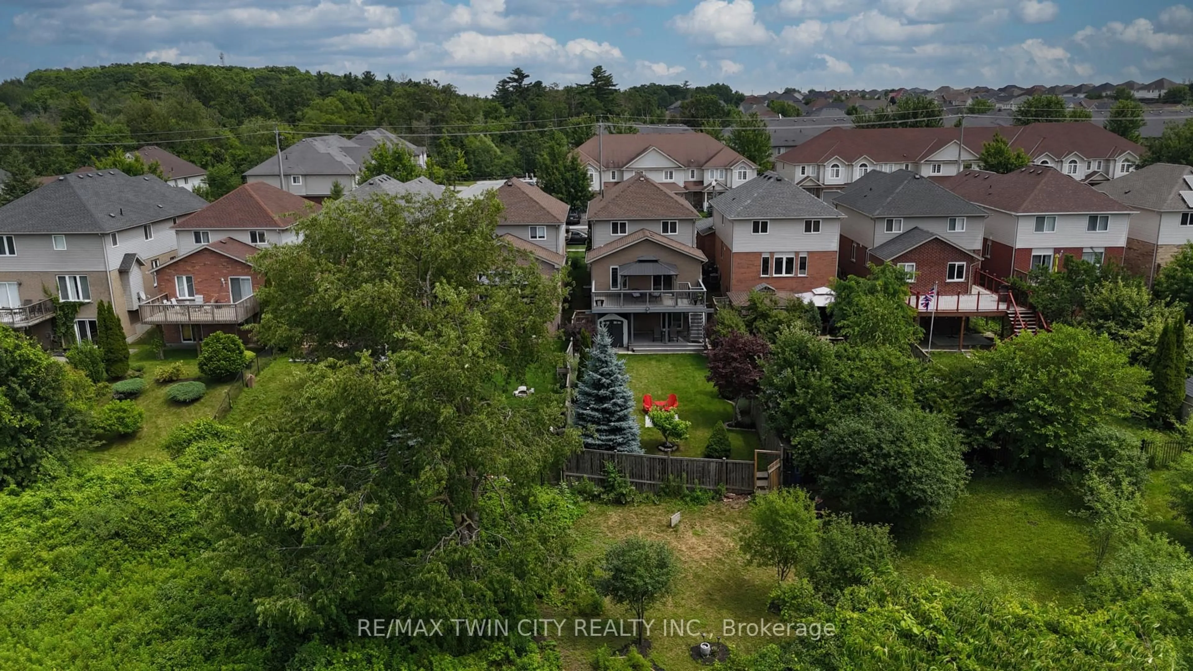 A pic from outside/outdoor area/front of a property/back of a property/a pic from drone, mountain view for 475 Doon South Dr, Kitchener Ontario N2P 2T6