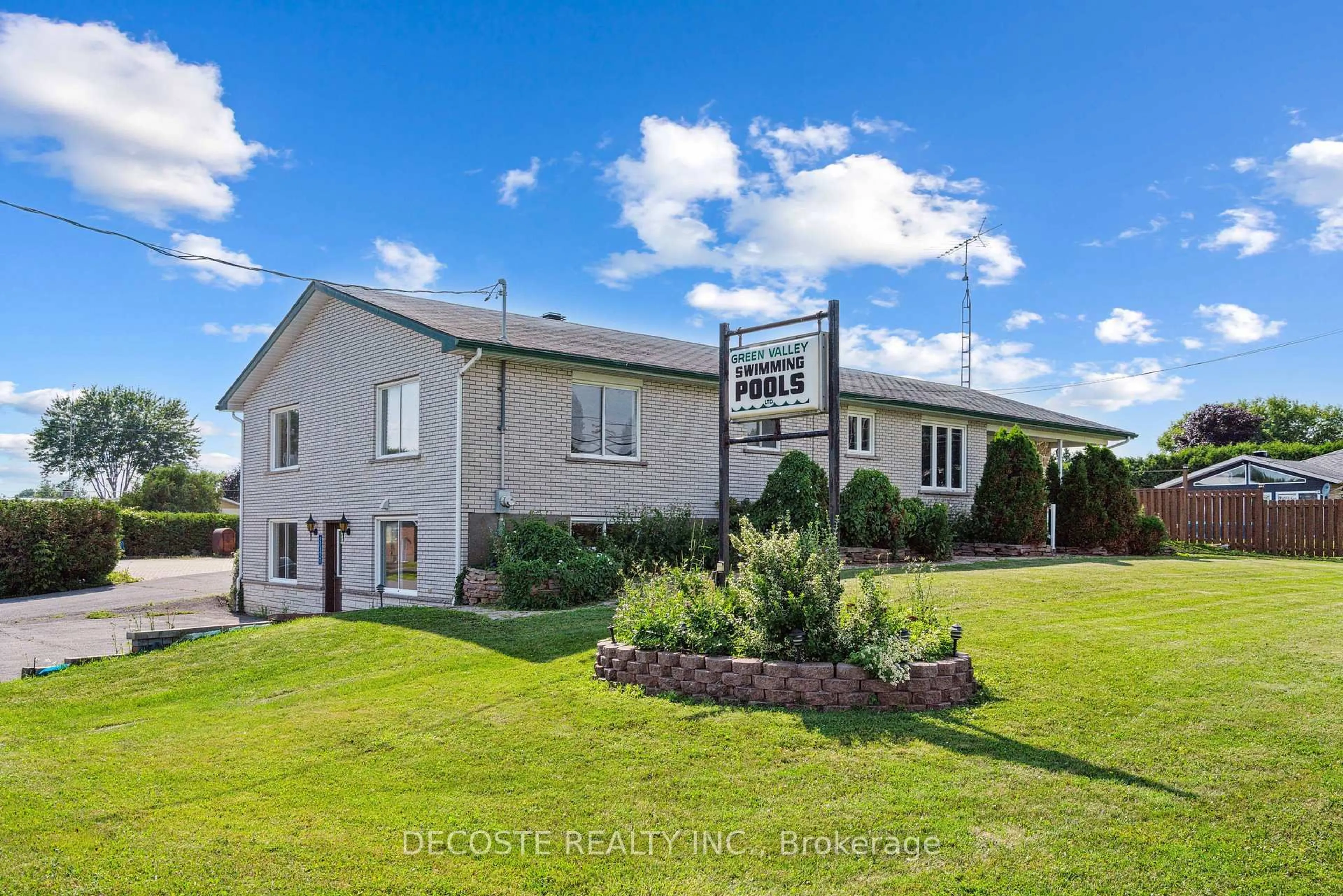 A pic from outside/outdoor area/front of a property/back of a property/a pic from drone, street for 20397 Park Cres, South Glengarry Ontario K0C 1L0