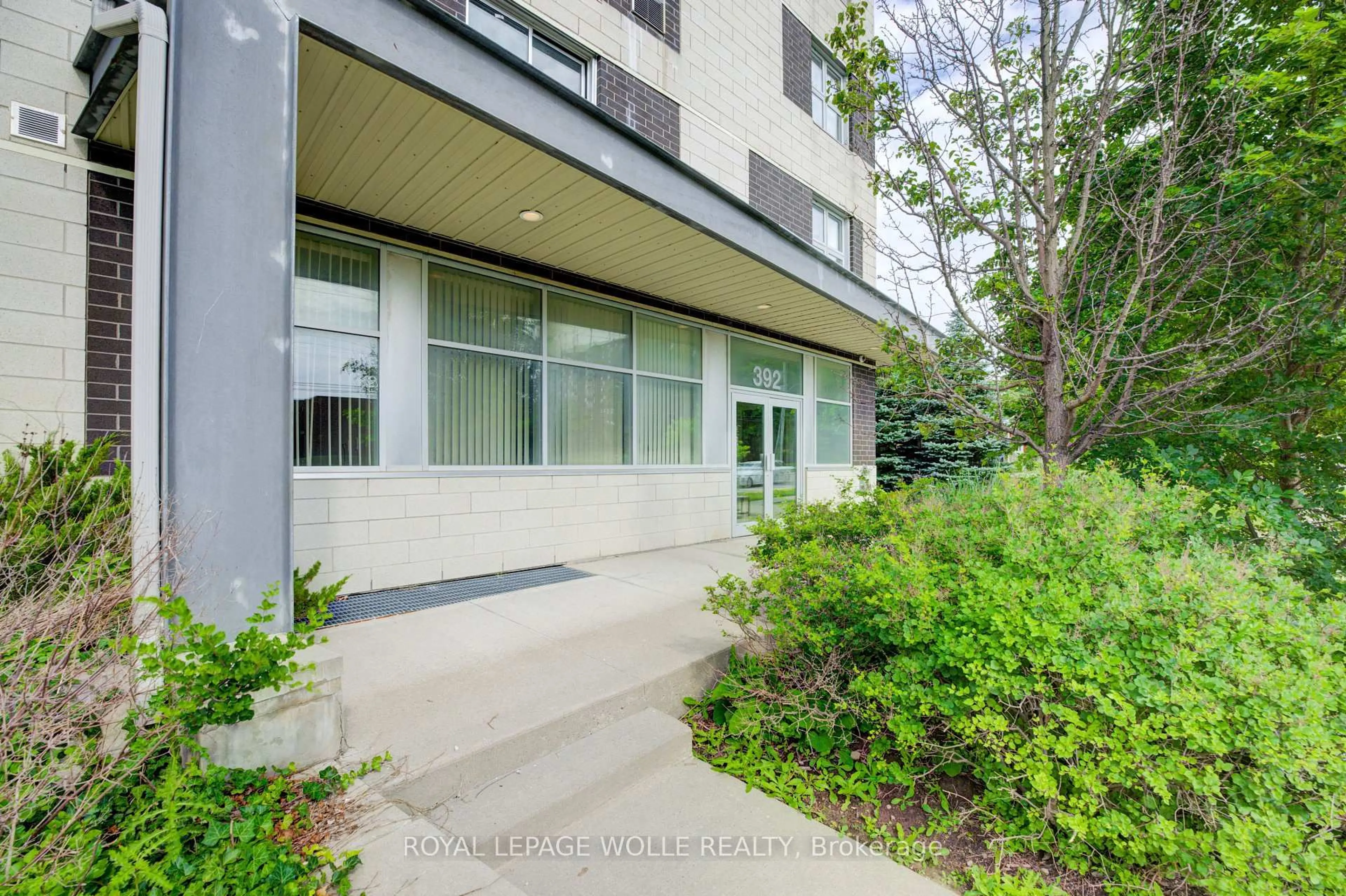 Indoor foyer for 392 Albert St #204, Waterloo Ontario N2L 3V1
