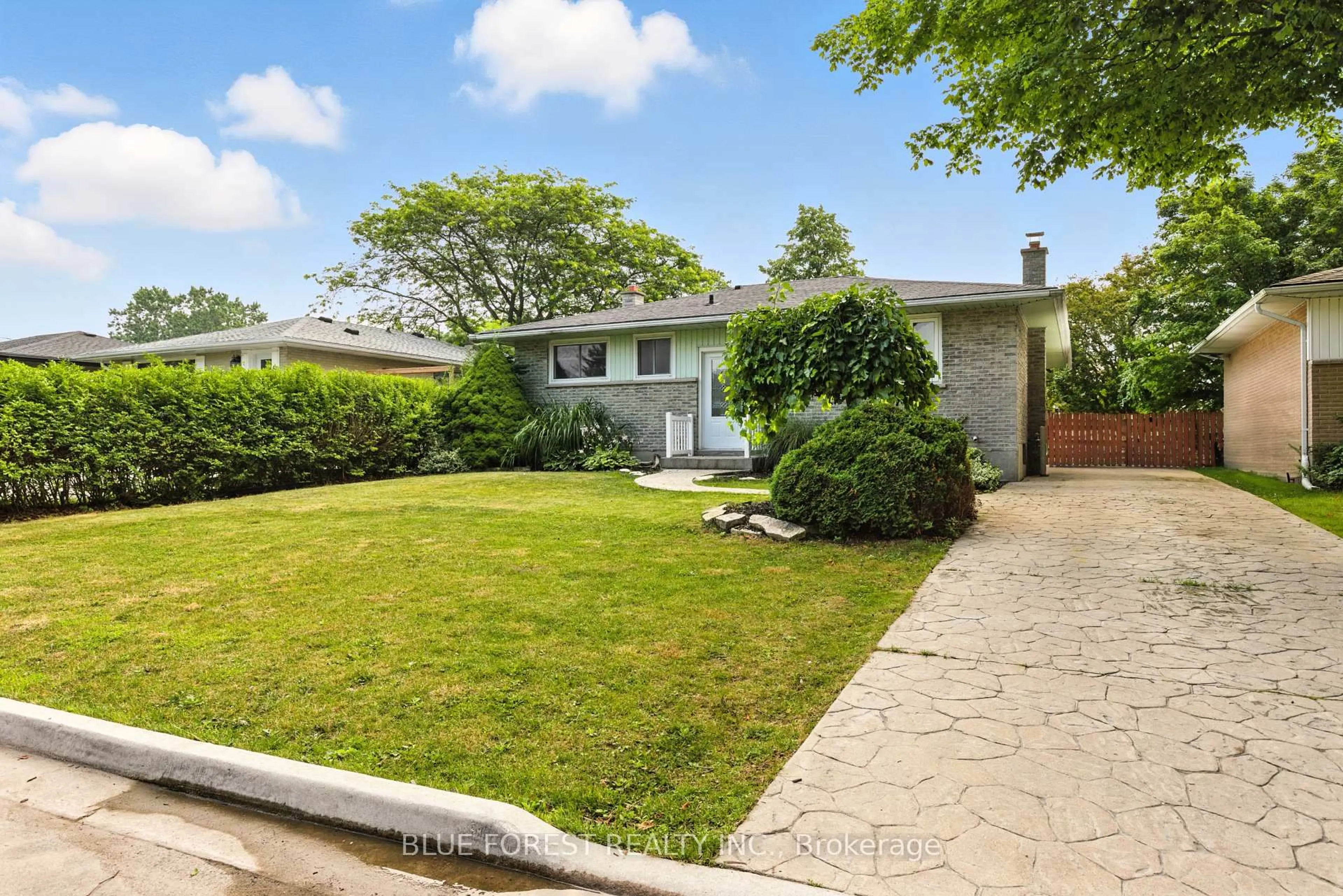 A pic from outside/outdoor area/front of a property/back of a property/a pic from drone, street for 7 Sparta St, St. Thomas Ontario N5R 5H1