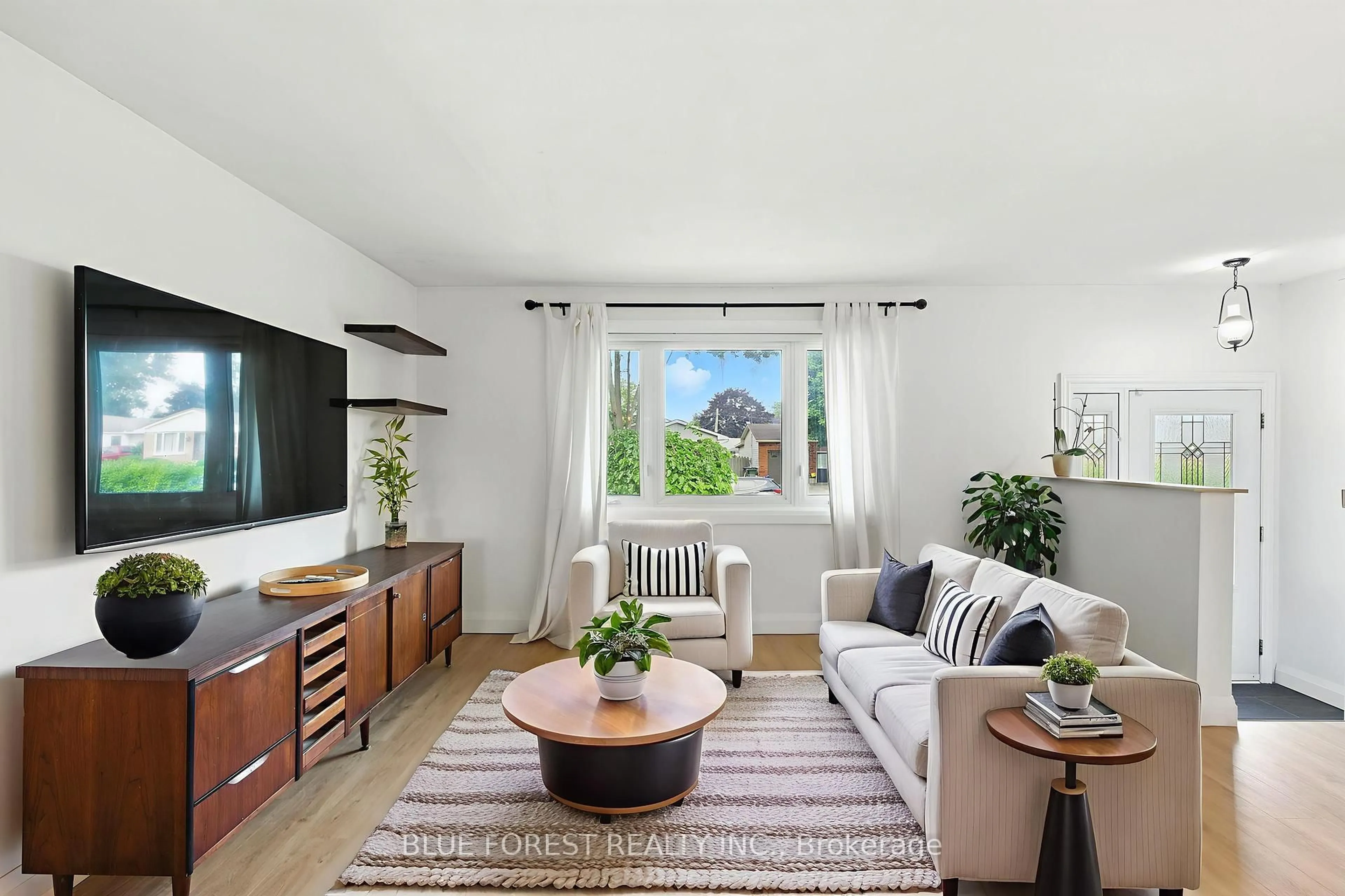 Living room with furniture, unknown for 7 Sparta St, St. Thomas Ontario N5R 5H1