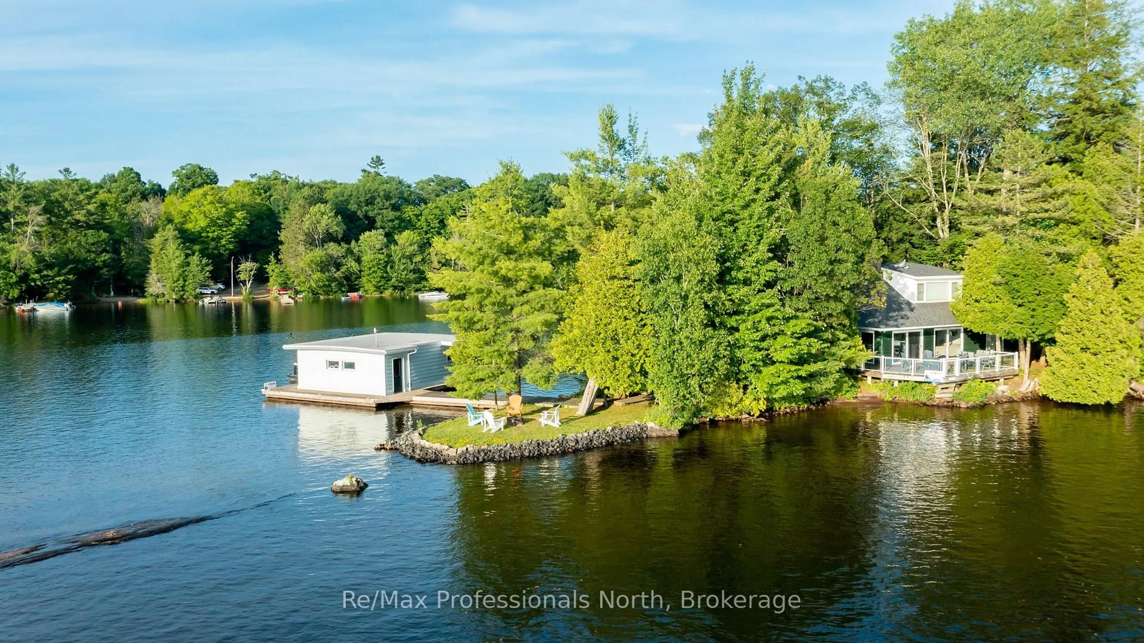 A pic from outside/outdoor area/front of a property/back of a property/a pic from drone, water/lake/river/ocean view for 3-4 MB HENRY ISLAND, Gravenhurst Ontario P1P 1R1