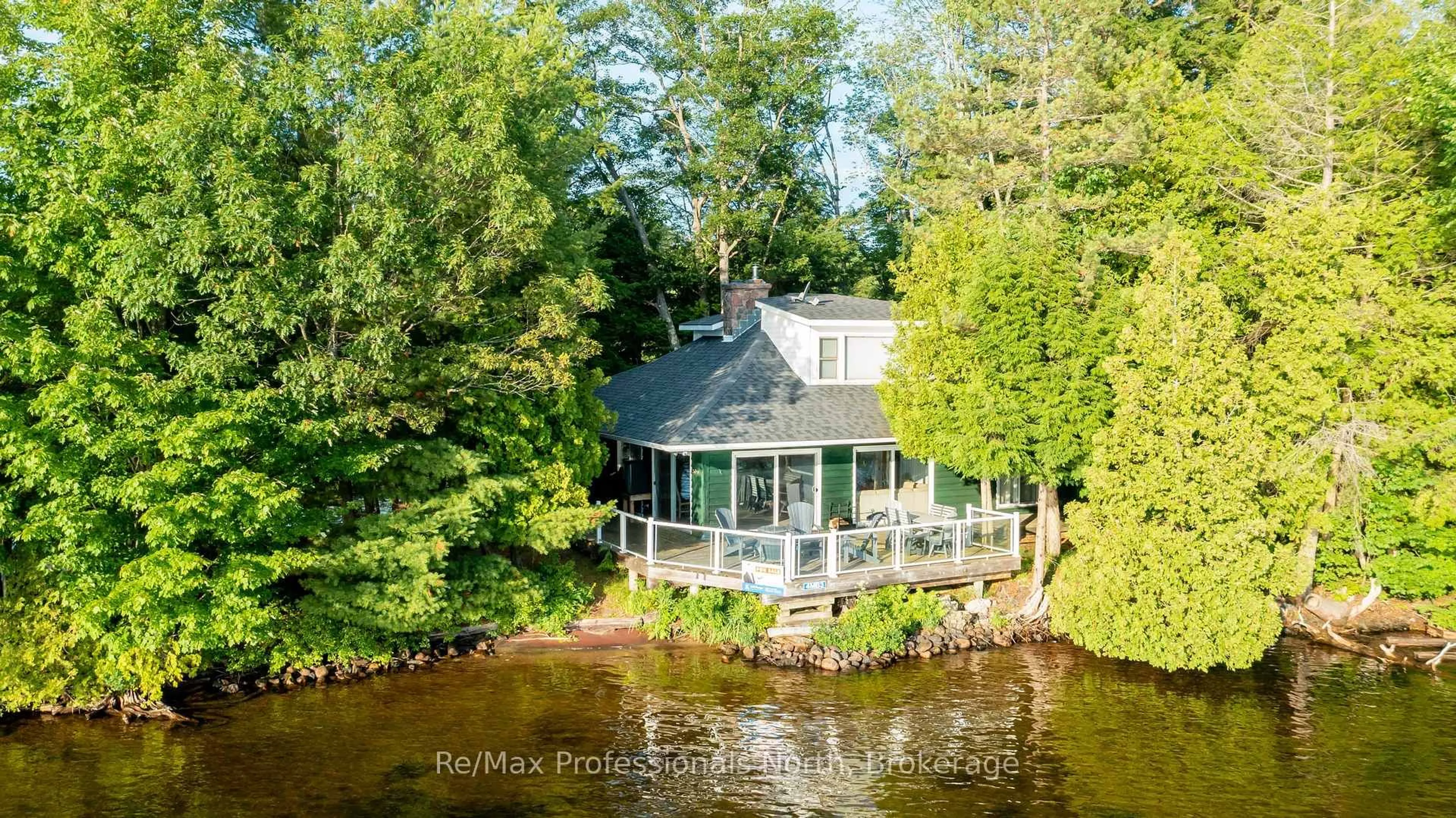 A pic from outside/outdoor area/front of a property/back of a property/a pic from drone, water/lake/river/ocean view for 3-4 MB HENRY ISLAND, Gravenhurst Ontario P1P 1R1