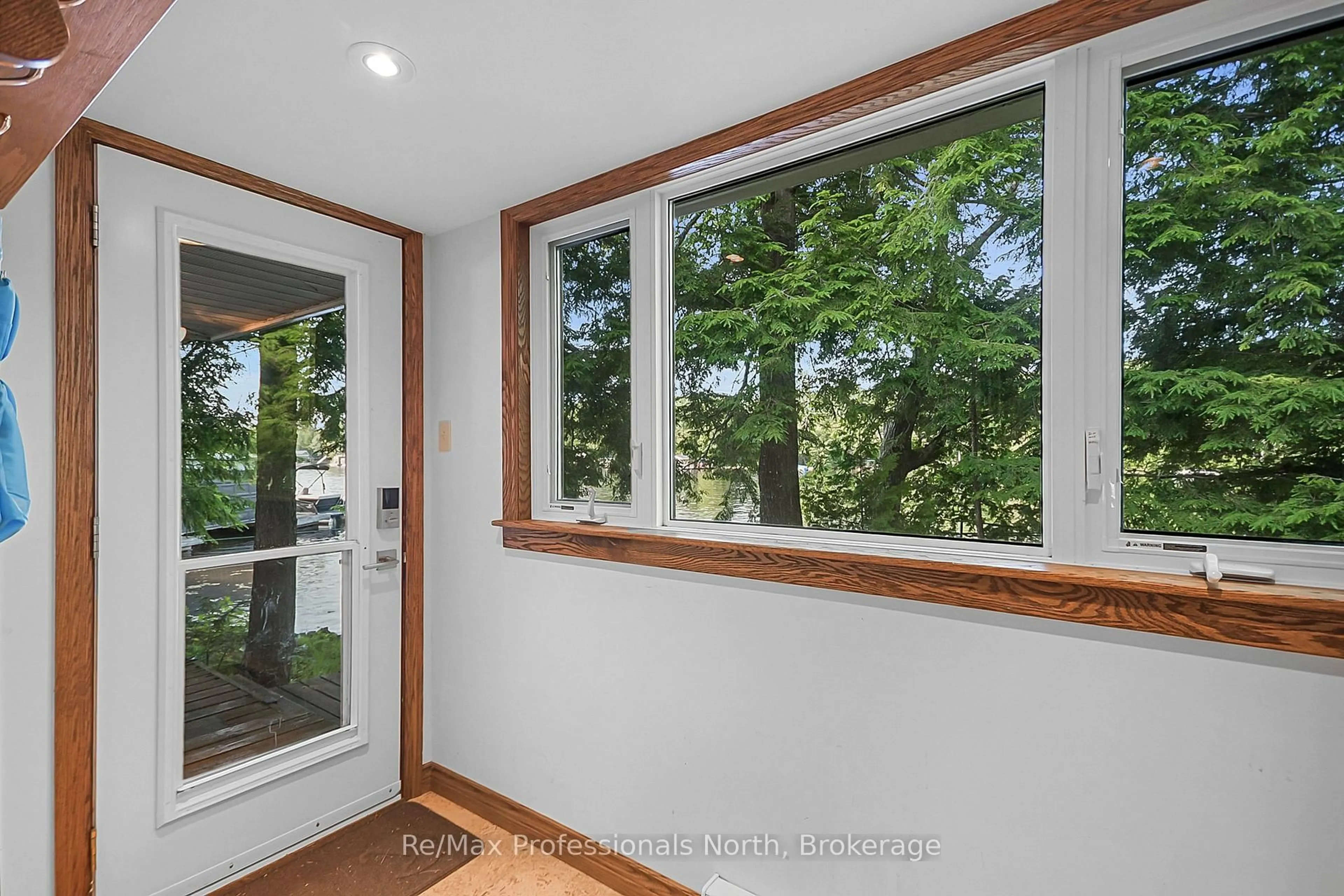Indoor entryway for 3-4 MB HENRY ISLAND, Gravenhurst Ontario P1P 1R1