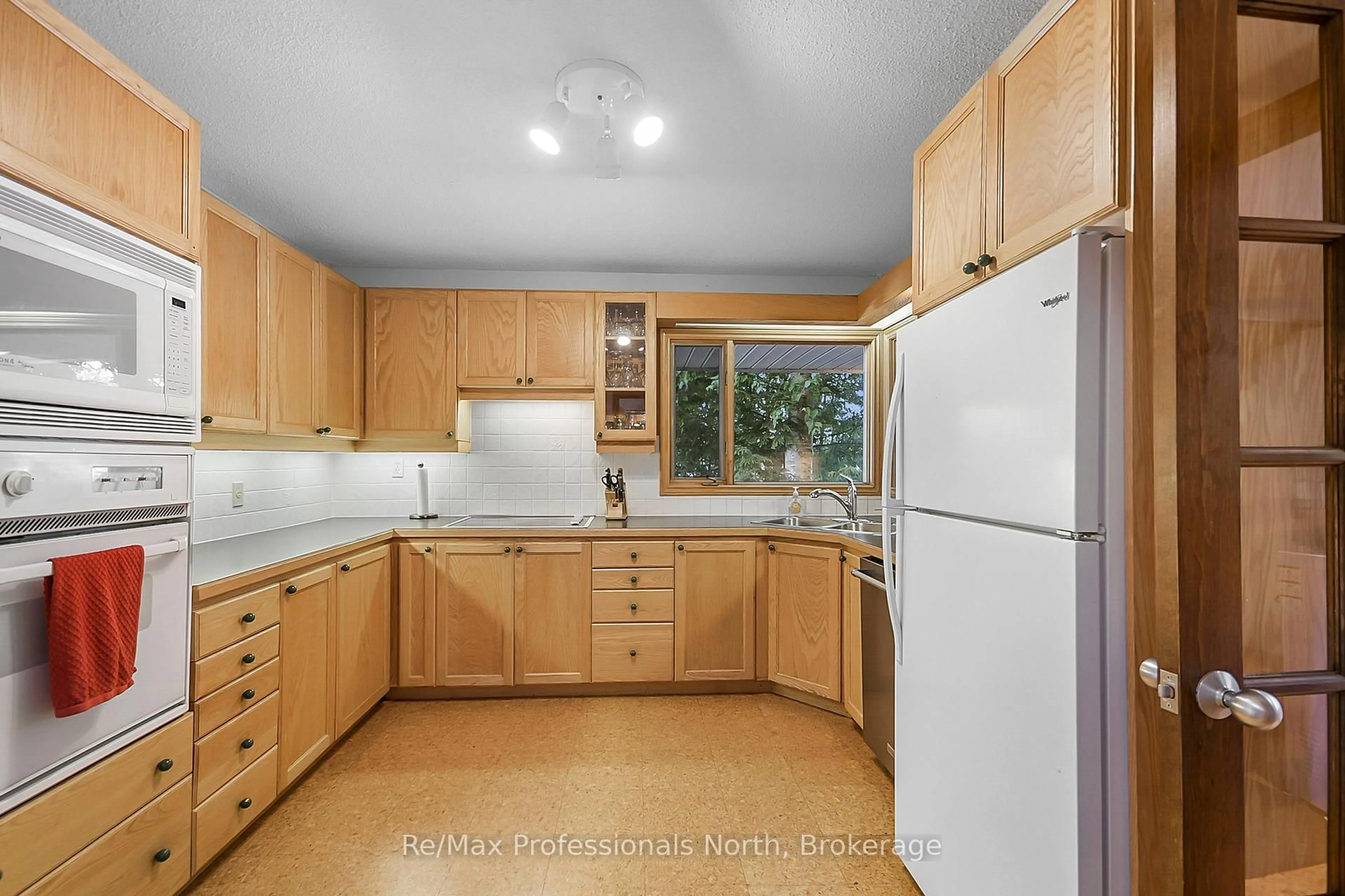 Standard kitchen, unknown for 3-4 MB HENRY ISLAND, Gravenhurst Ontario P1P 1R1
