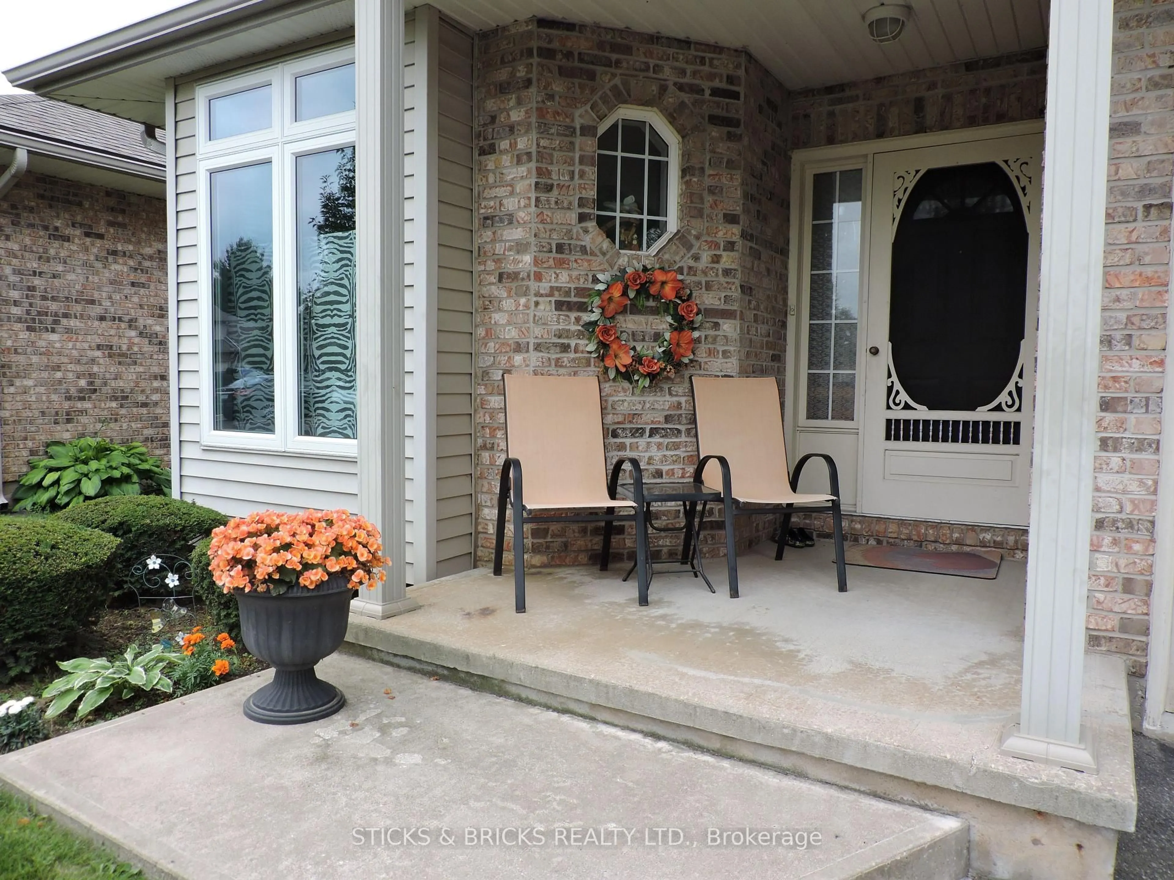 Indoor entryway for 5070 Drummond Rd #27, Niagara Falls Ontario L2E 6E4