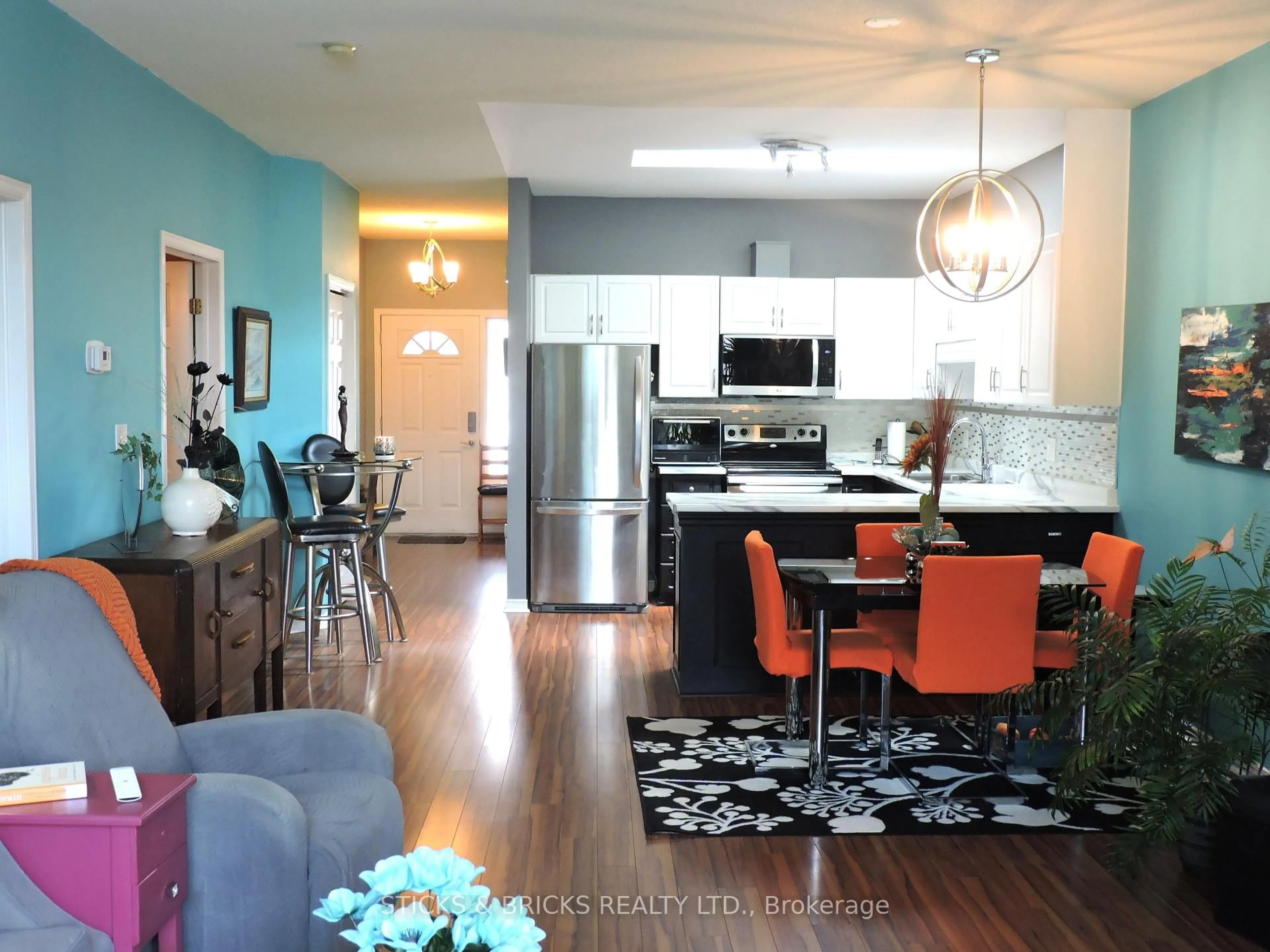 Open concept kitchen, wood/laminate floor for 5070 Drummond Rd #27, Niagara Falls Ontario L2E 6E4