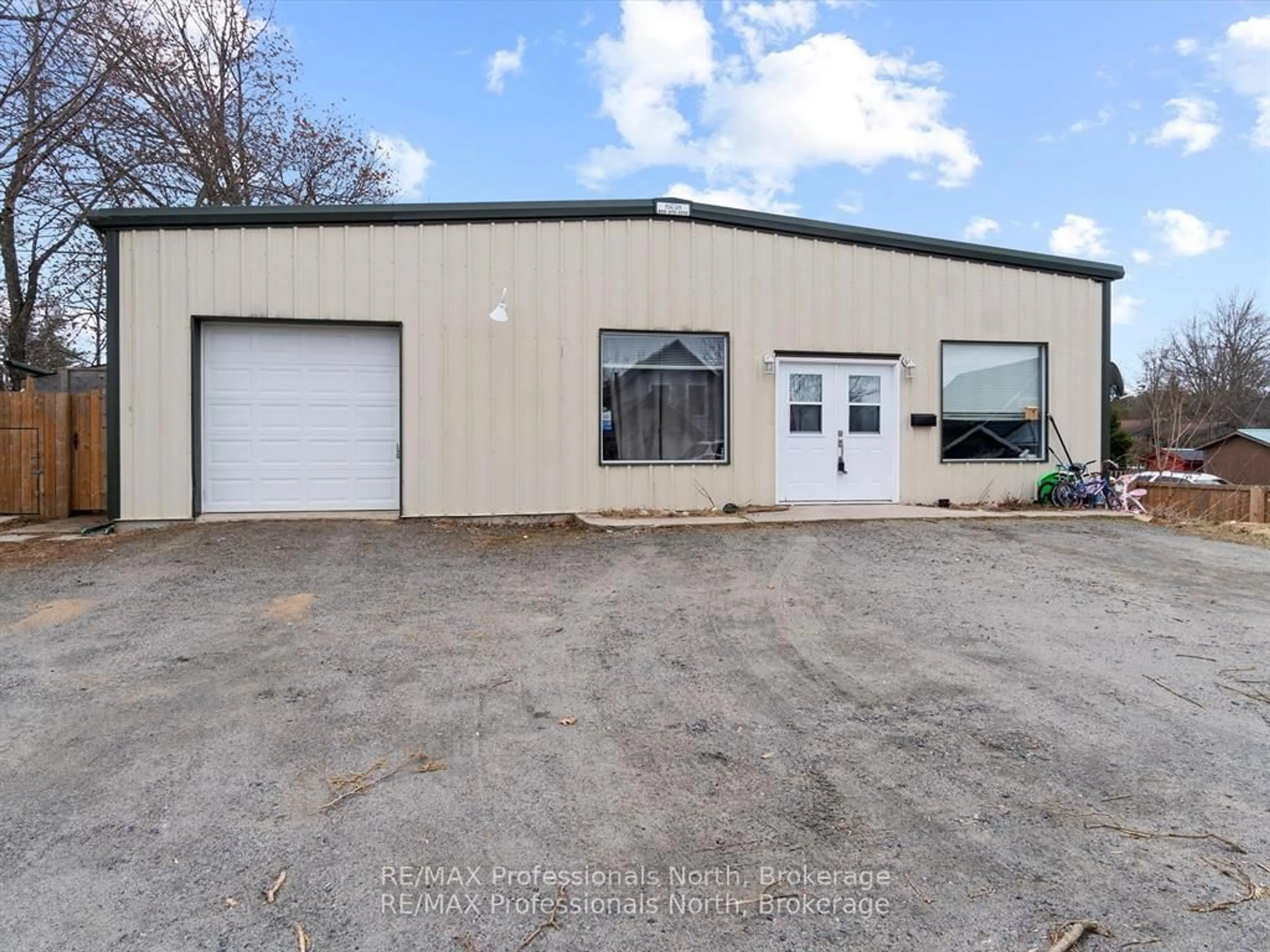 A pic from outside/outdoor area/front of a property/back of a property/a pic from drone, building for 950 Muskoka Rd, Gravenhurst Ontario P1P 1K3