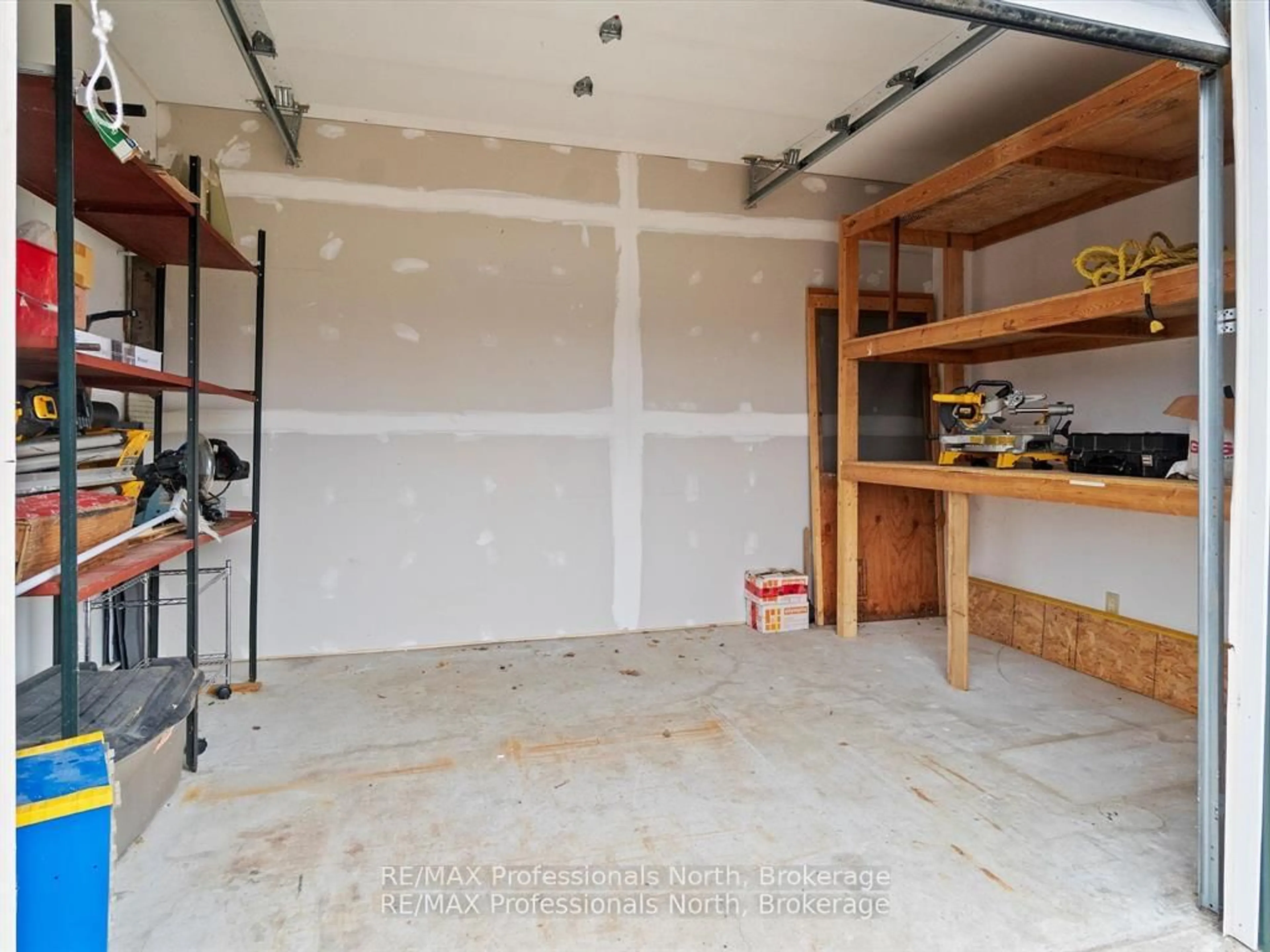 Indoor garage for 950 Muskoka Rd, Gravenhurst Ontario P1P 1K3