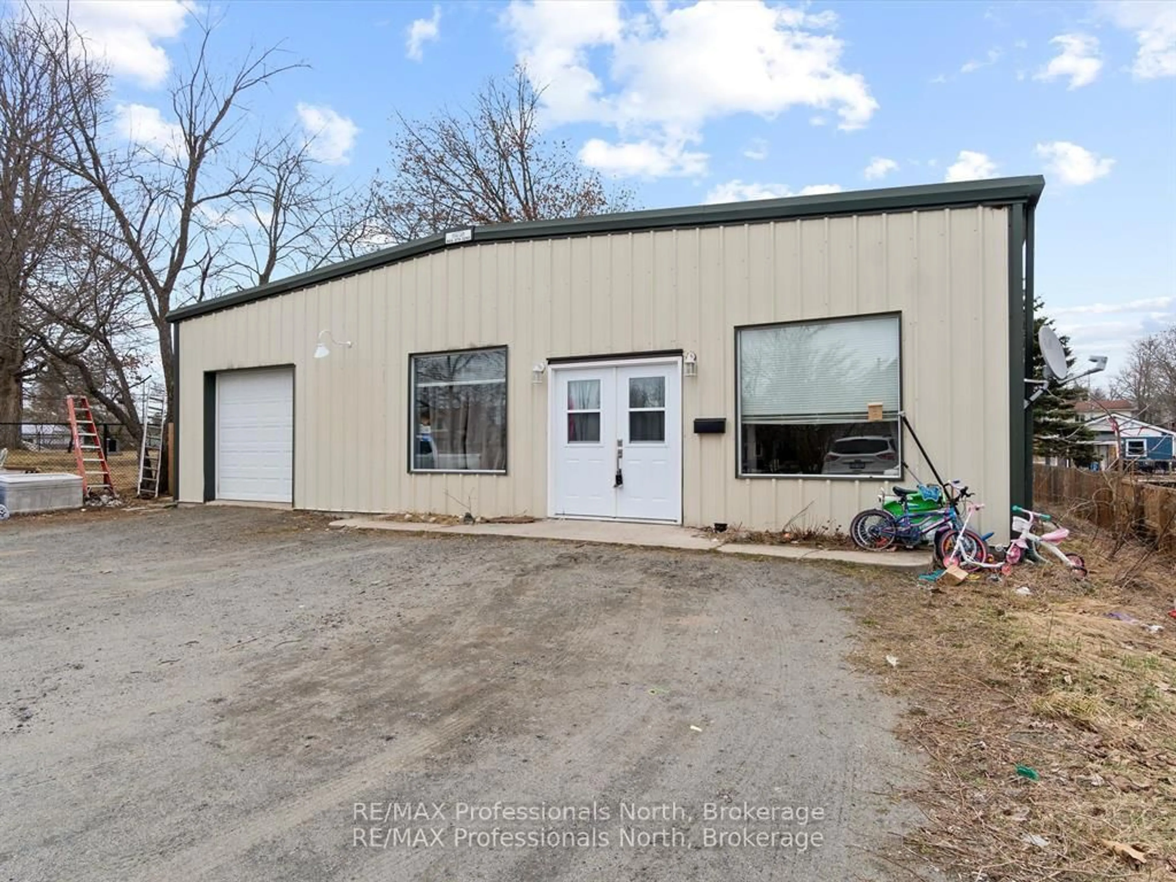Indoor garage for 950 Muskoka Rd, Gravenhurst Ontario P1P 1K3