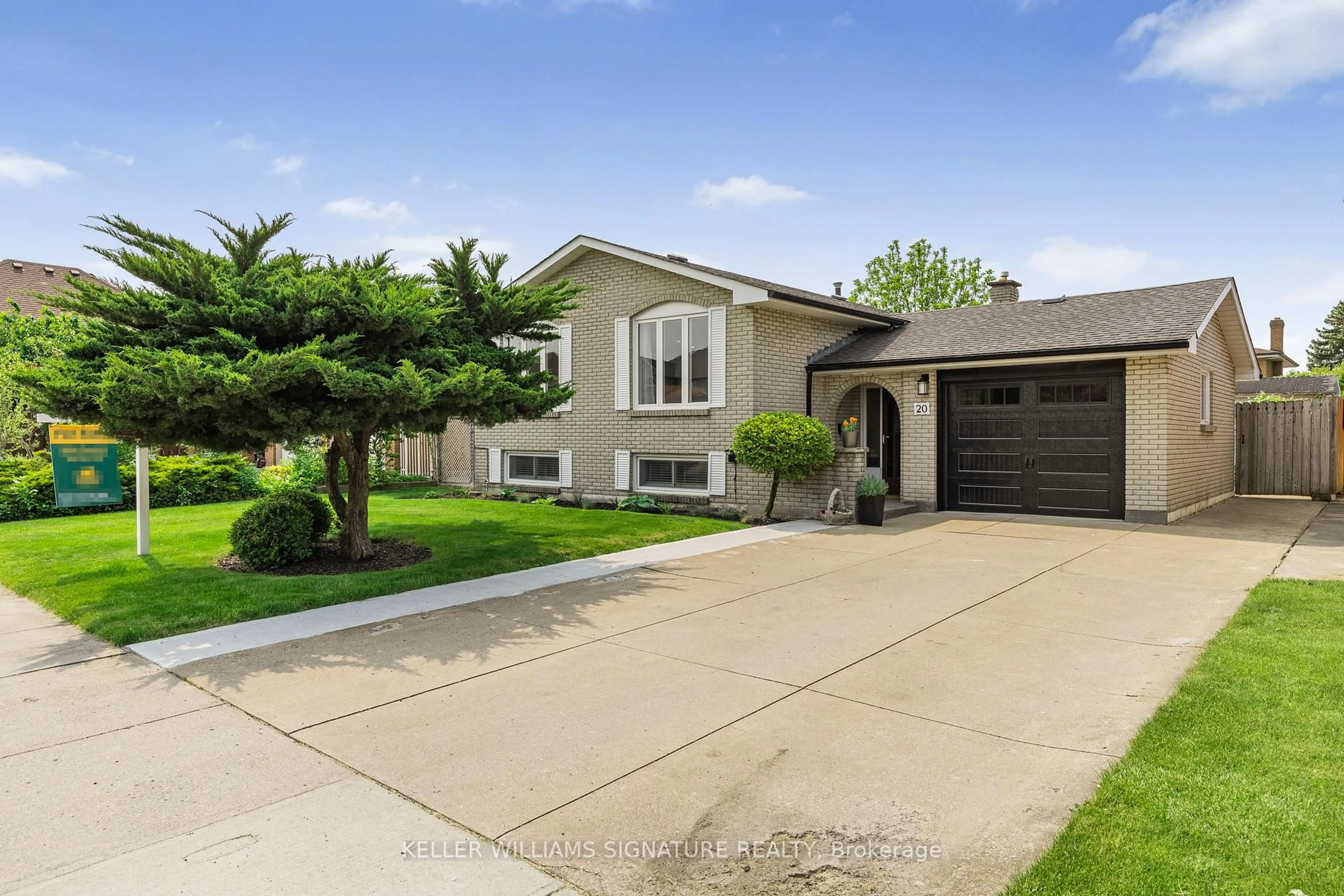 Home with vinyl exterior material, street for 20 Ashwood Crt, Hamilton Ontario L8E 3E2