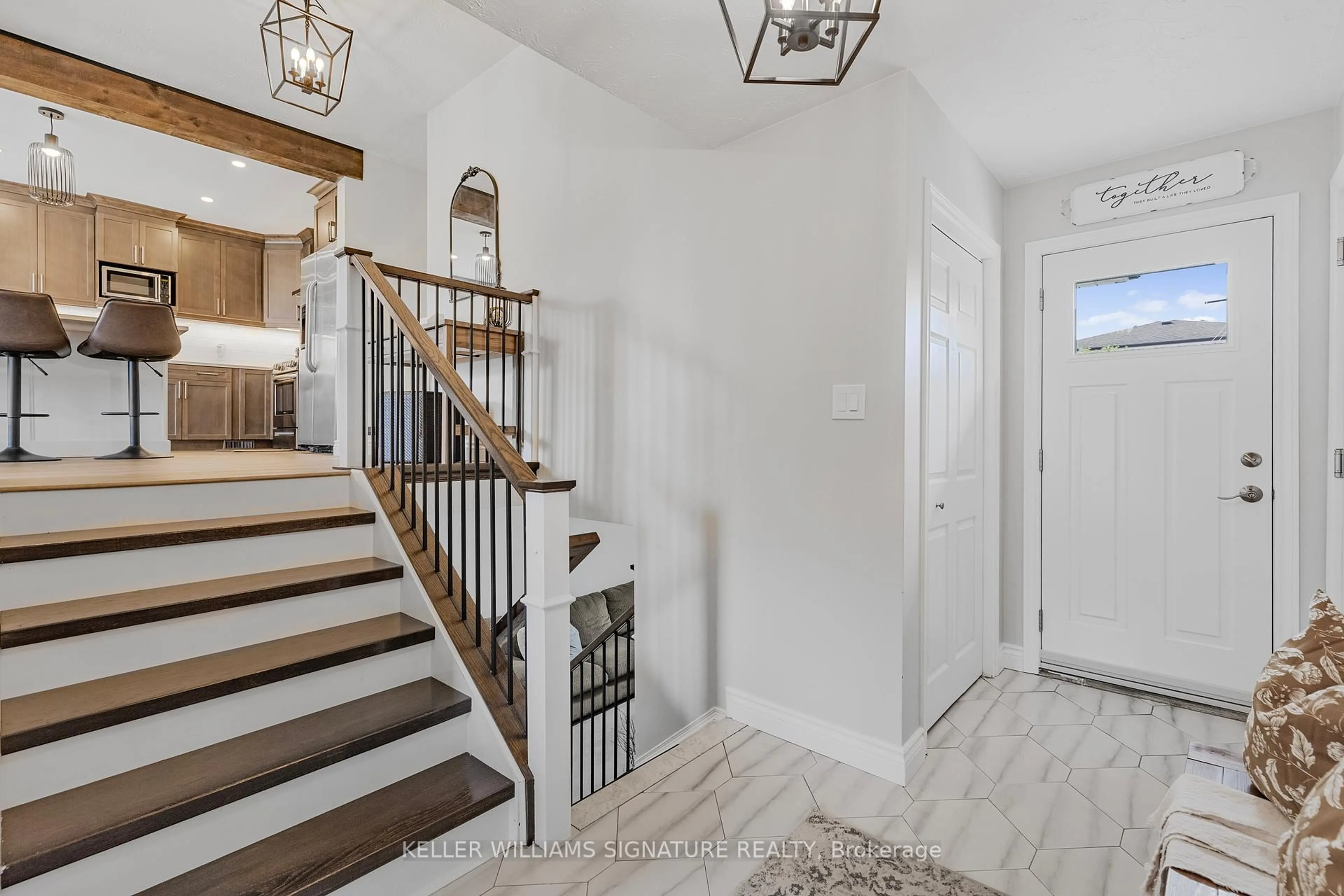 Indoor entryway for 20 Ashwood Crt, Hamilton Ontario L8E 3E2
