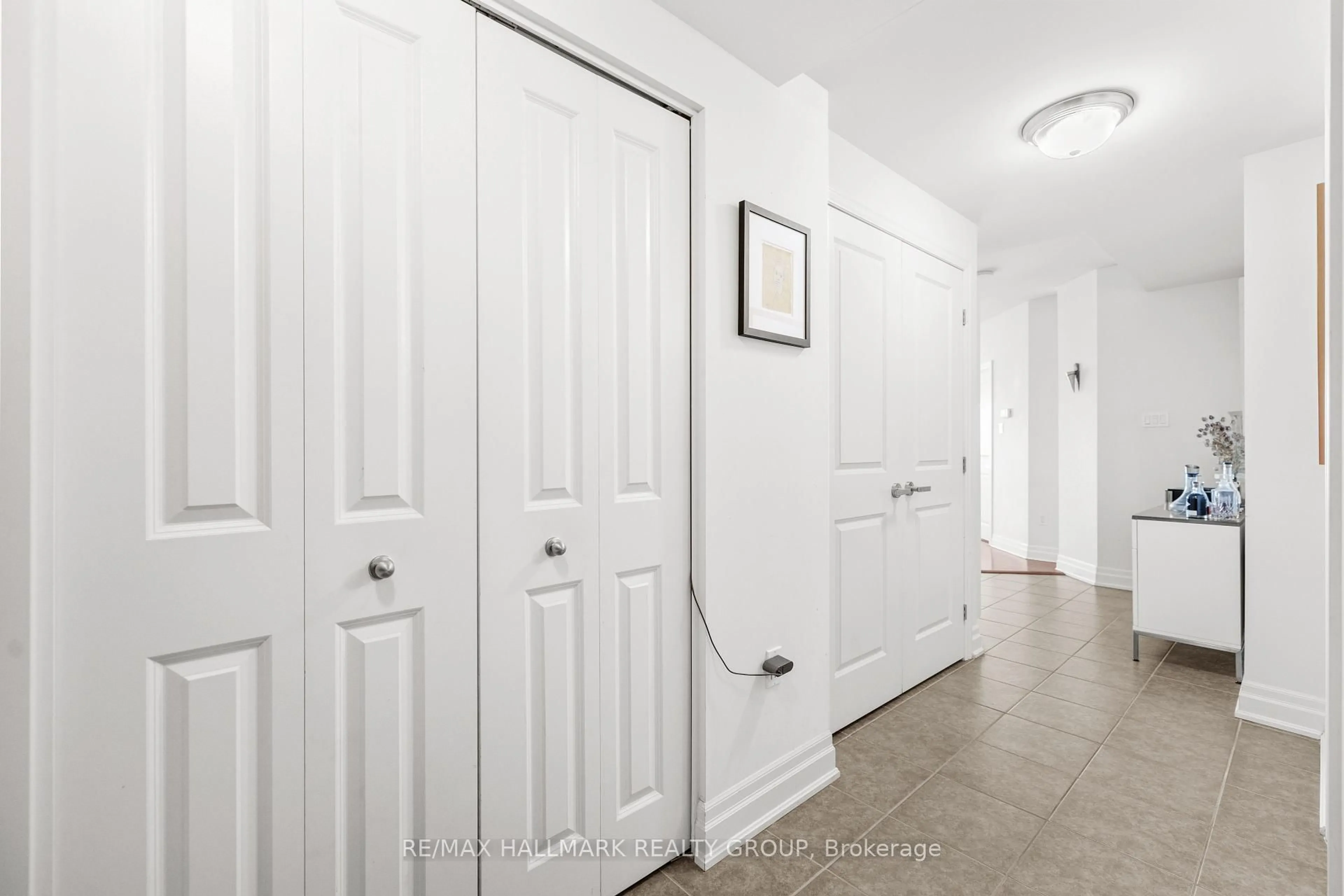 Indoor entryway for 90 Landry St #1304, Ottawa Ontario K1L 0A9