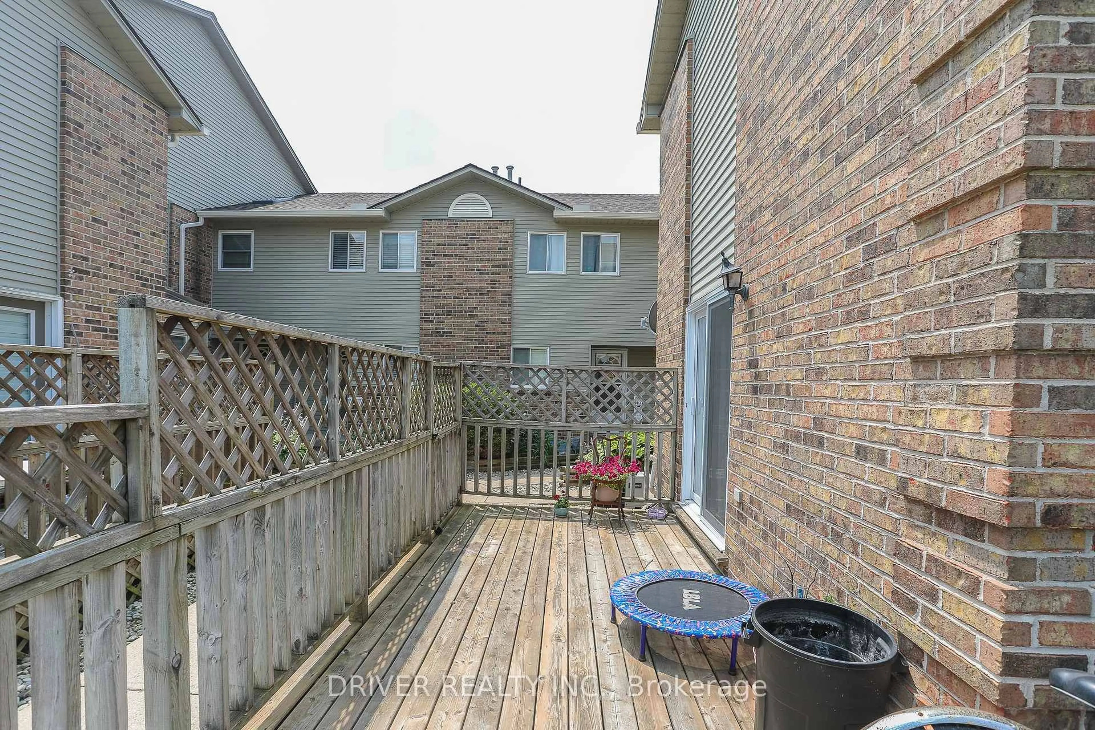 Patio, street for 19 Wren Crt #1, Tillsonburg Ontario N4G 5K2